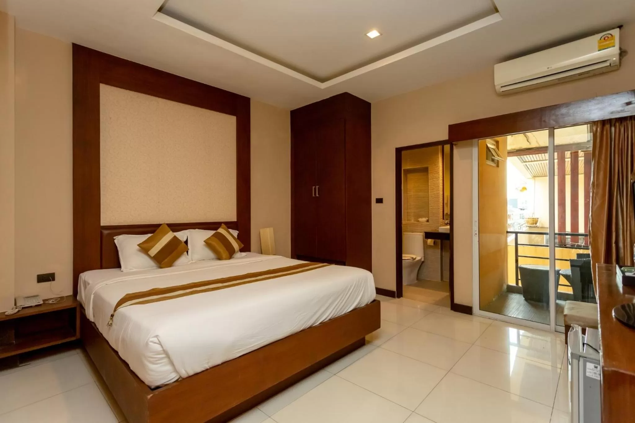 Photo of the whole room, Bed in Honey Inn Pattaya
