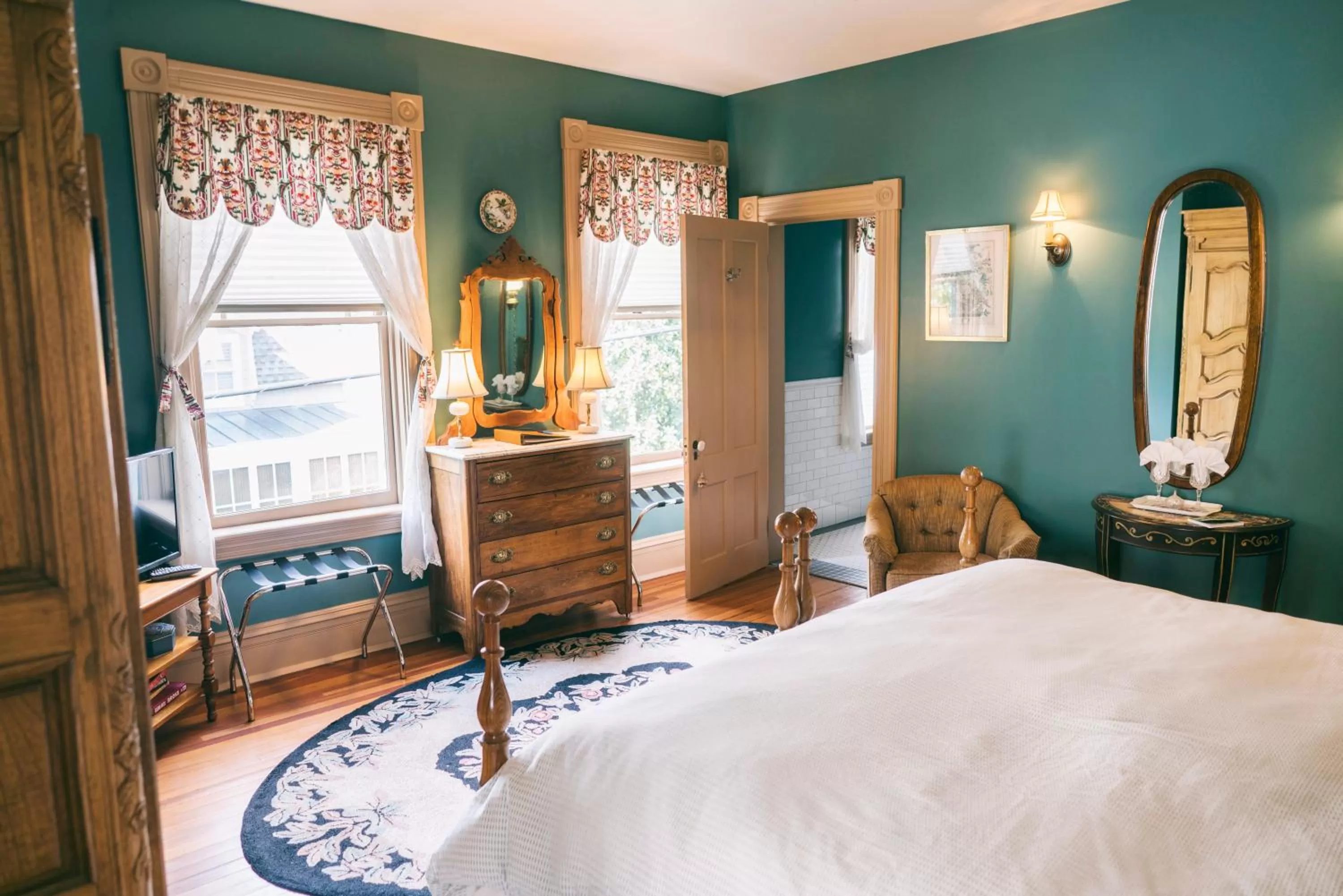 Day, Bed in Hummingbird Inn