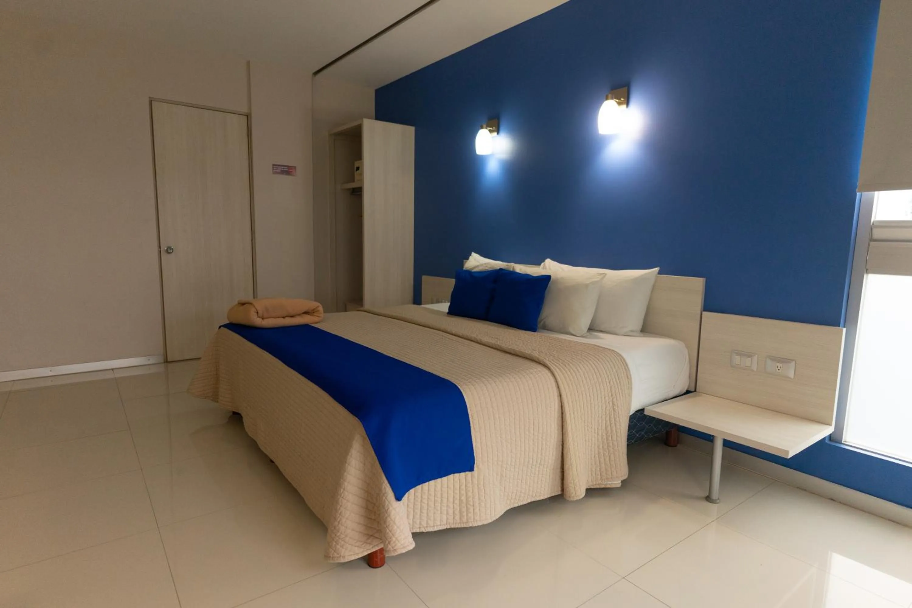 Photo of the whole room, Bed in SC HOTEL