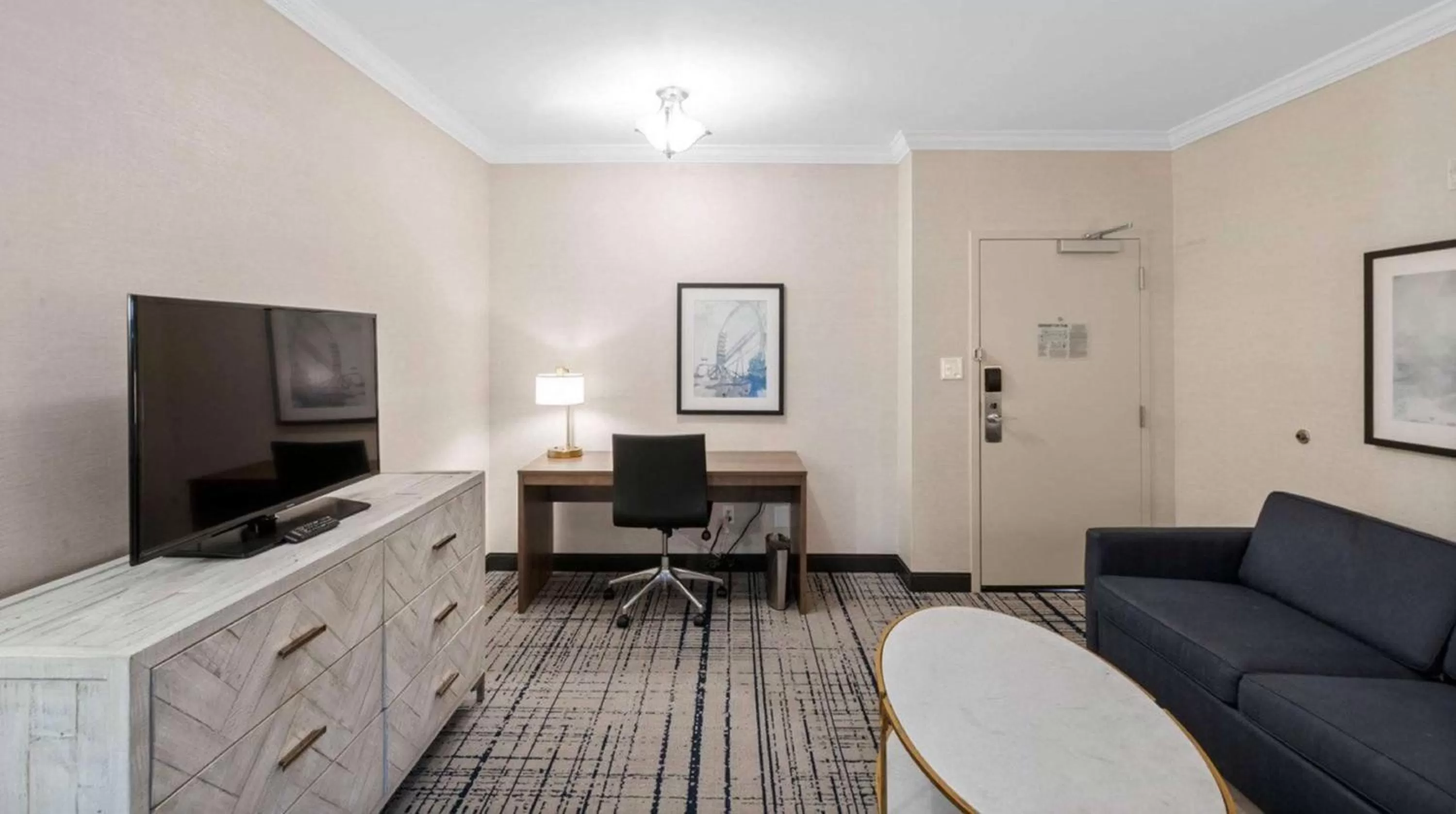 Living room in DoubleTree by Hilton South Charlotte Tyvola