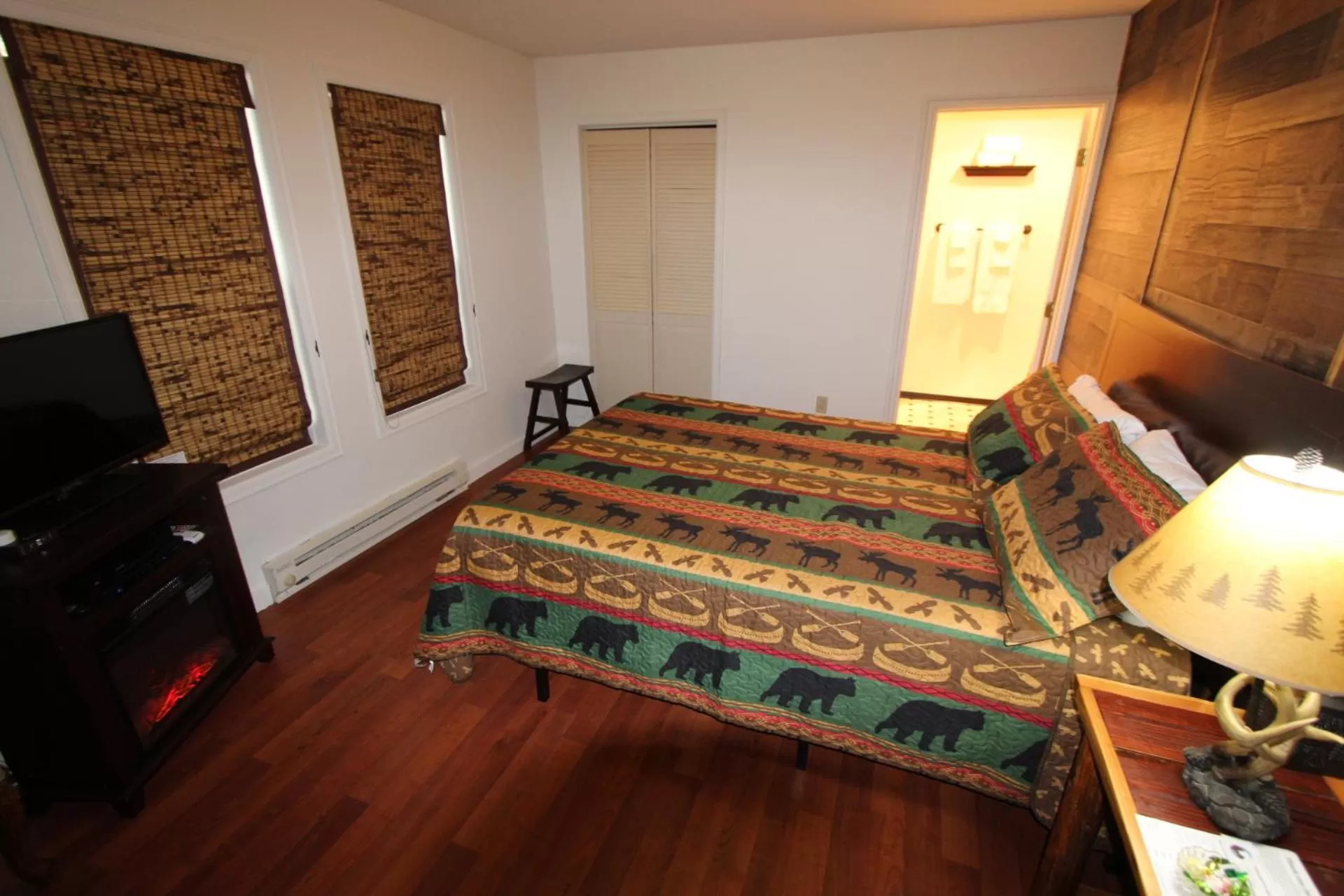 1 King Bed, Room #17 (Pet Friendly) in Alexander's Lodge