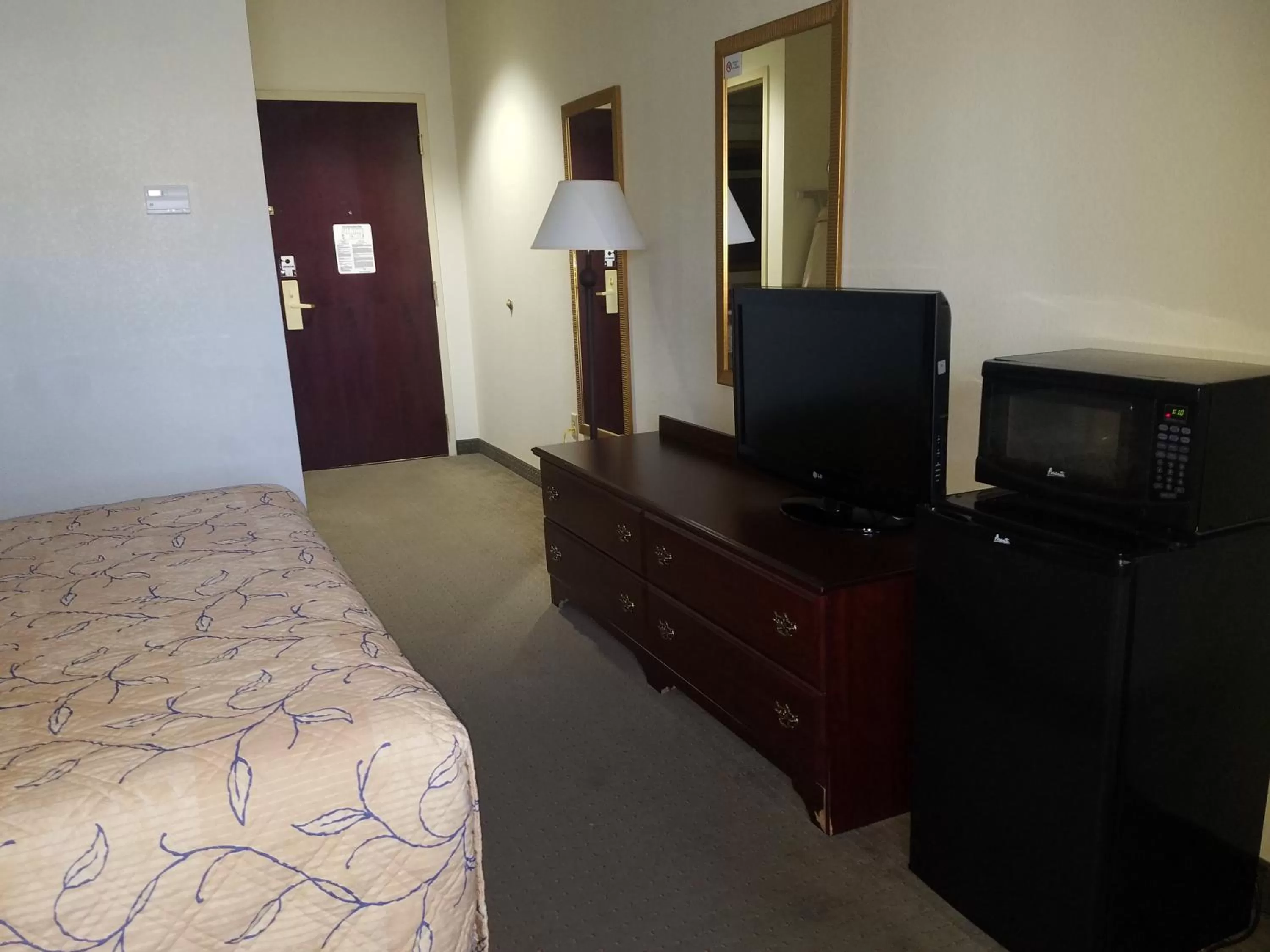 Bedroom, TV/Entertainment Center in HomeTown Hotel