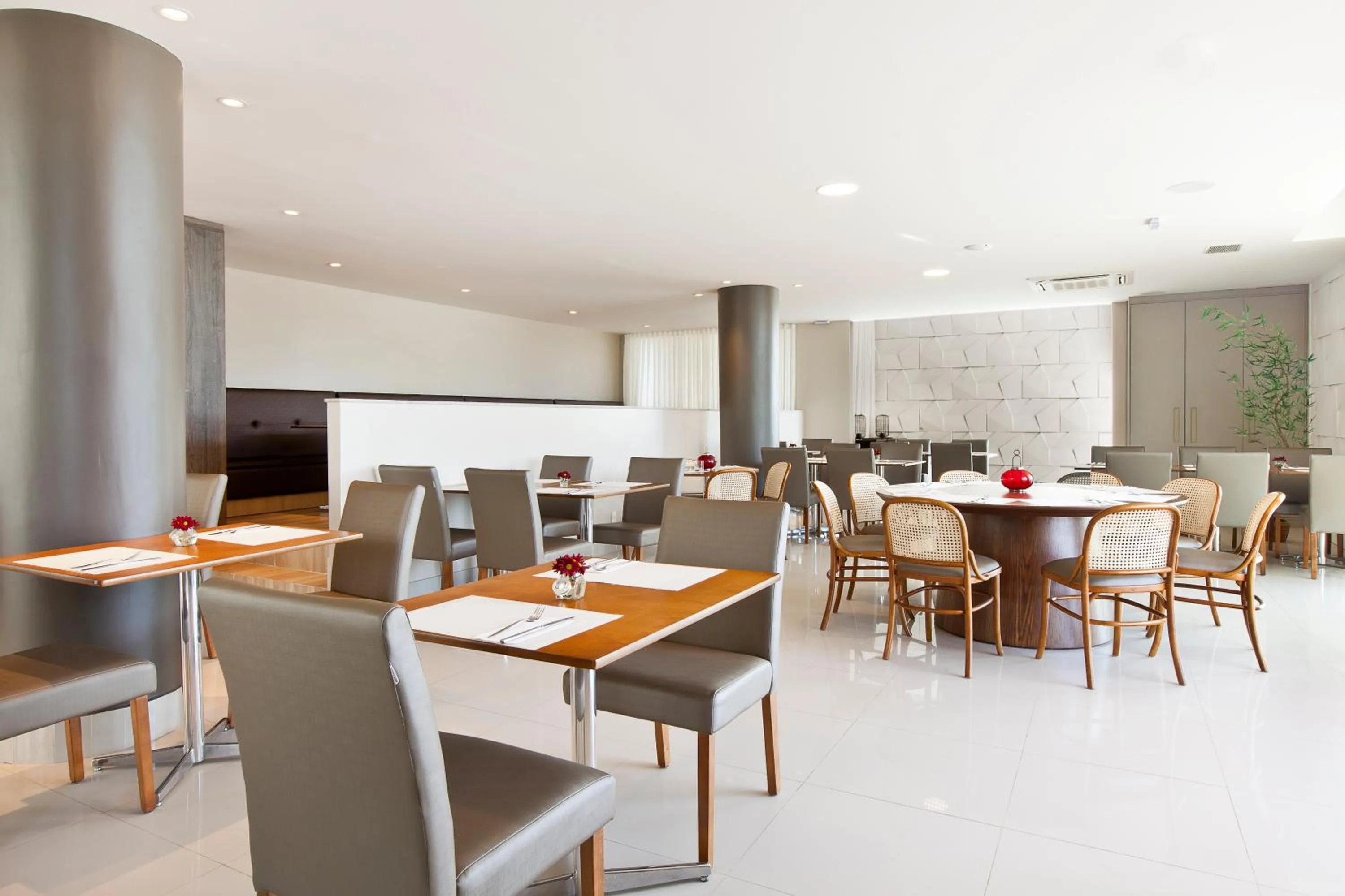 Restaurant/Places to Eat in eSuites Spa Lagoa Santa