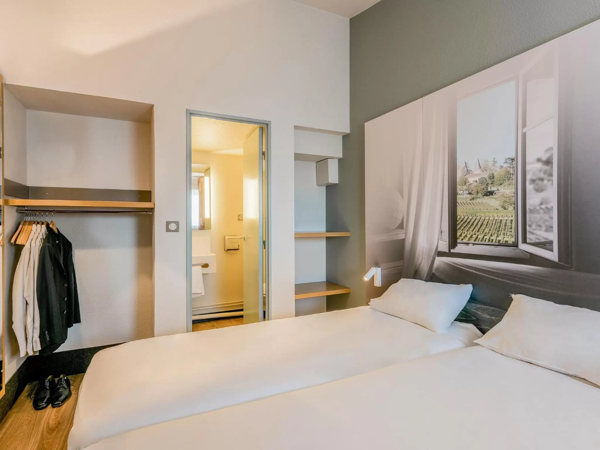 Bed in B&B HOTEL Bordeaux Lormont