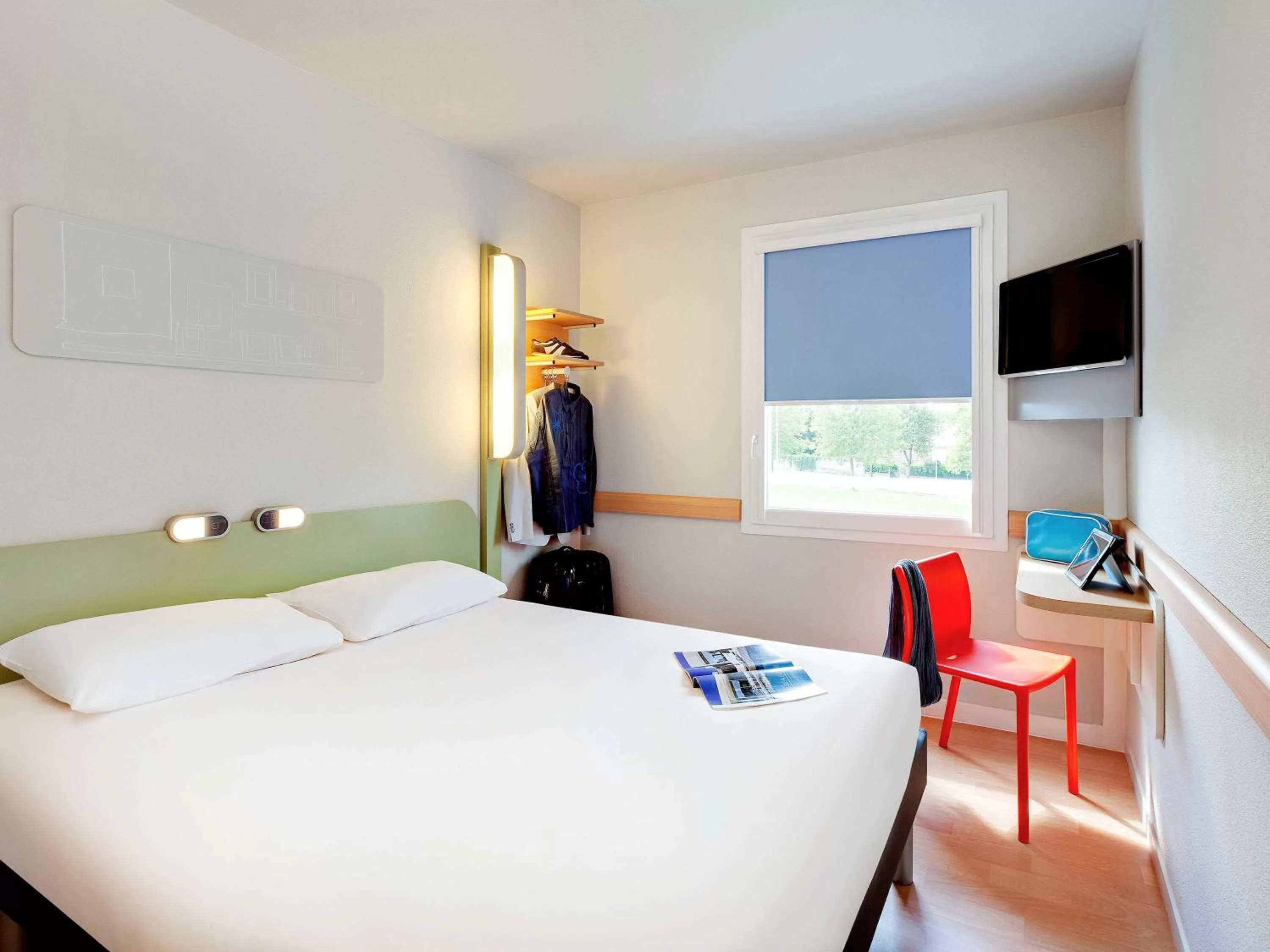 Photo of the whole room, Bed in ibis budget Saint Pourcain