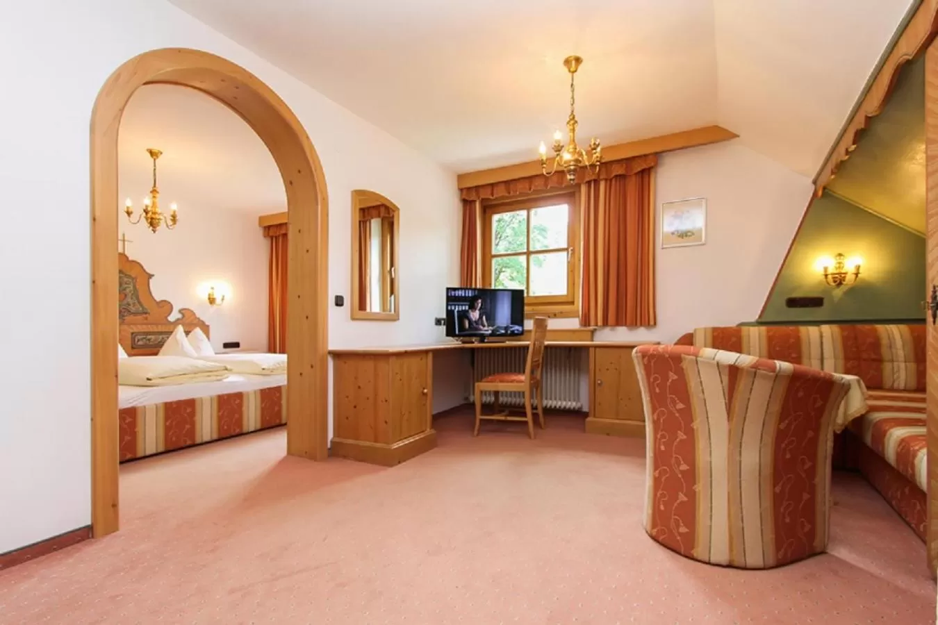 Living room, Bed in Dandler - Zimmer und Ferienwohnungen