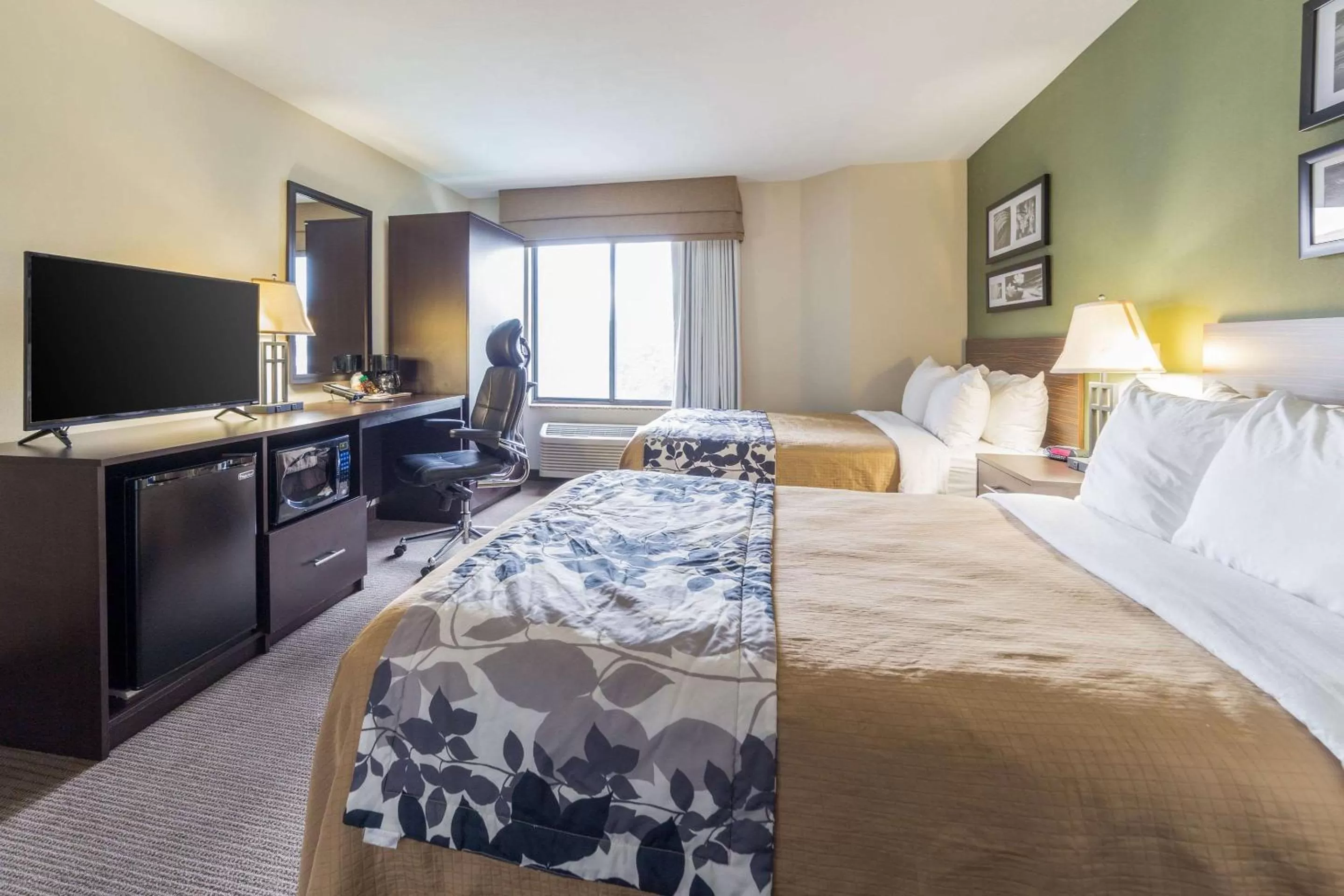 Photo of the whole room in Sky Harbor Airport Inn