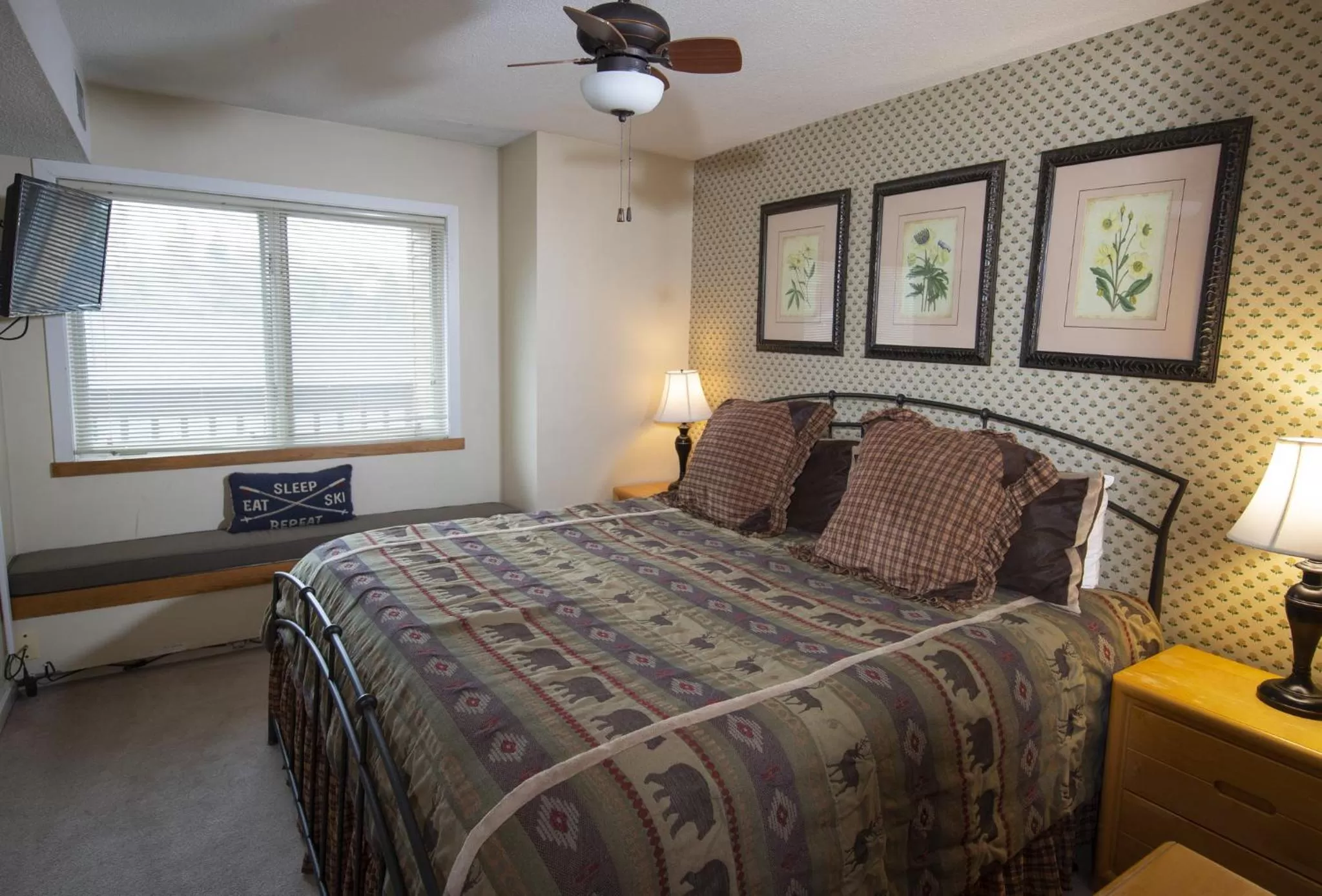Photo of the whole room, Bed in Mountain Lodge at Okemo