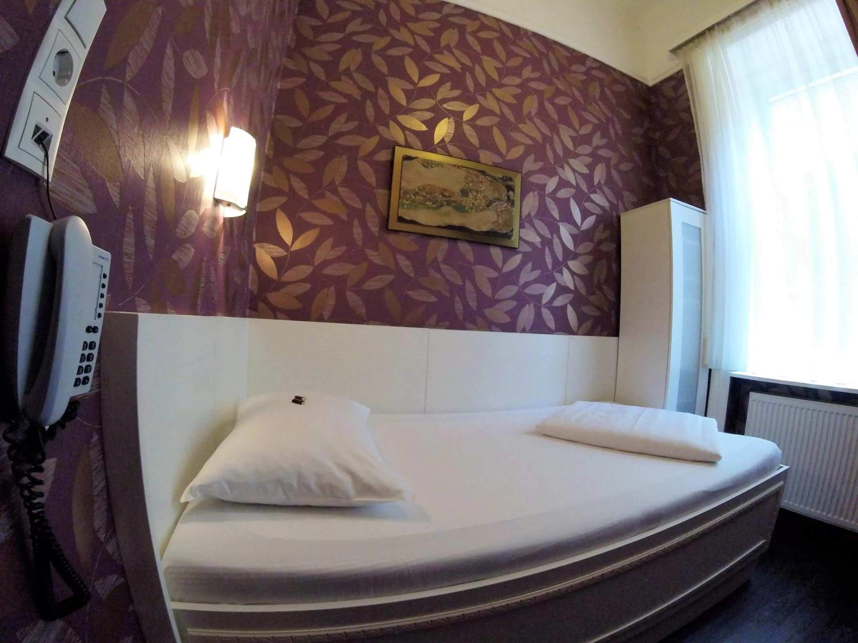 Bedroom, Bed in Hotel Goldene Spinne