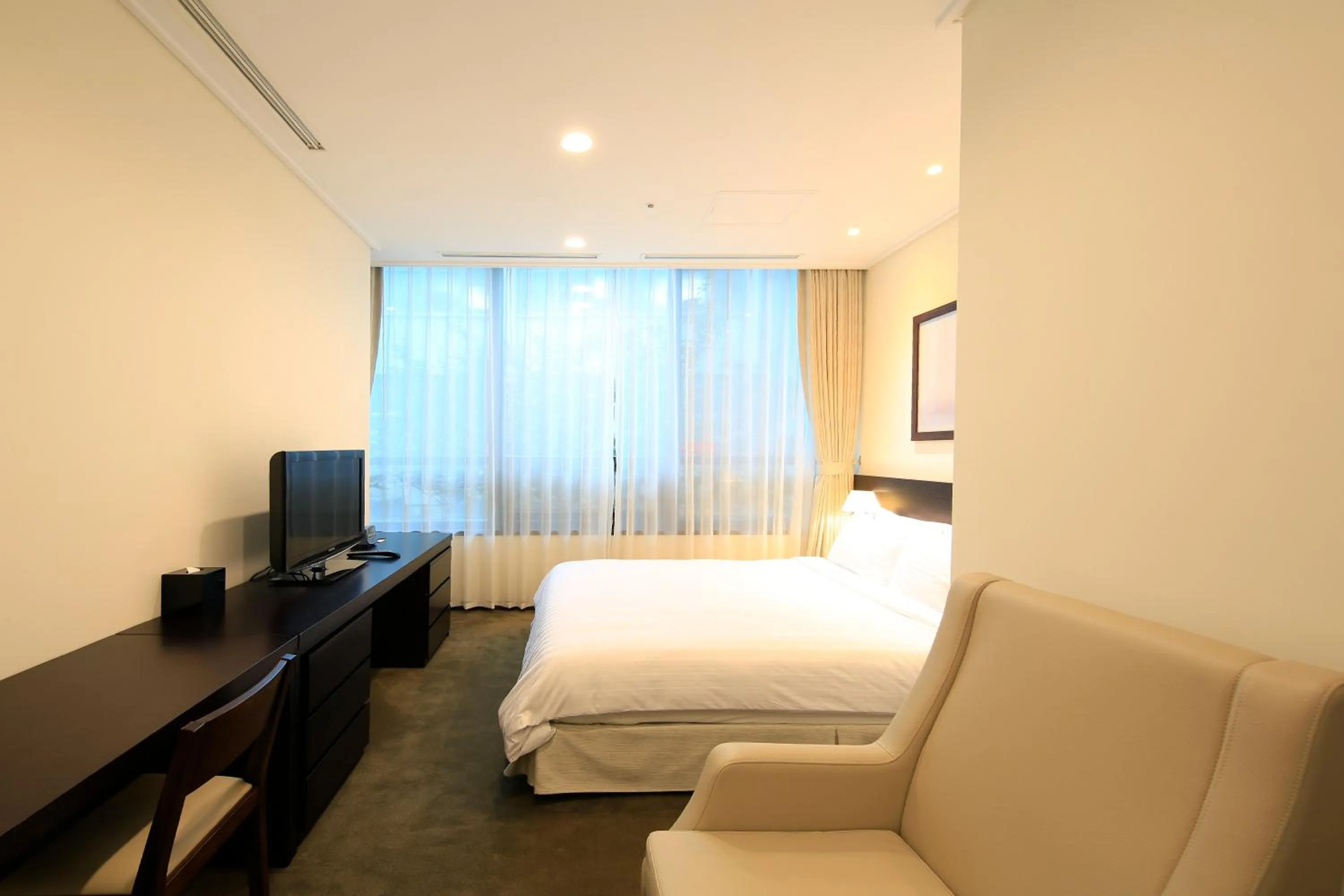 Photo of the whole room, Bed in Orakai Insadong Suites