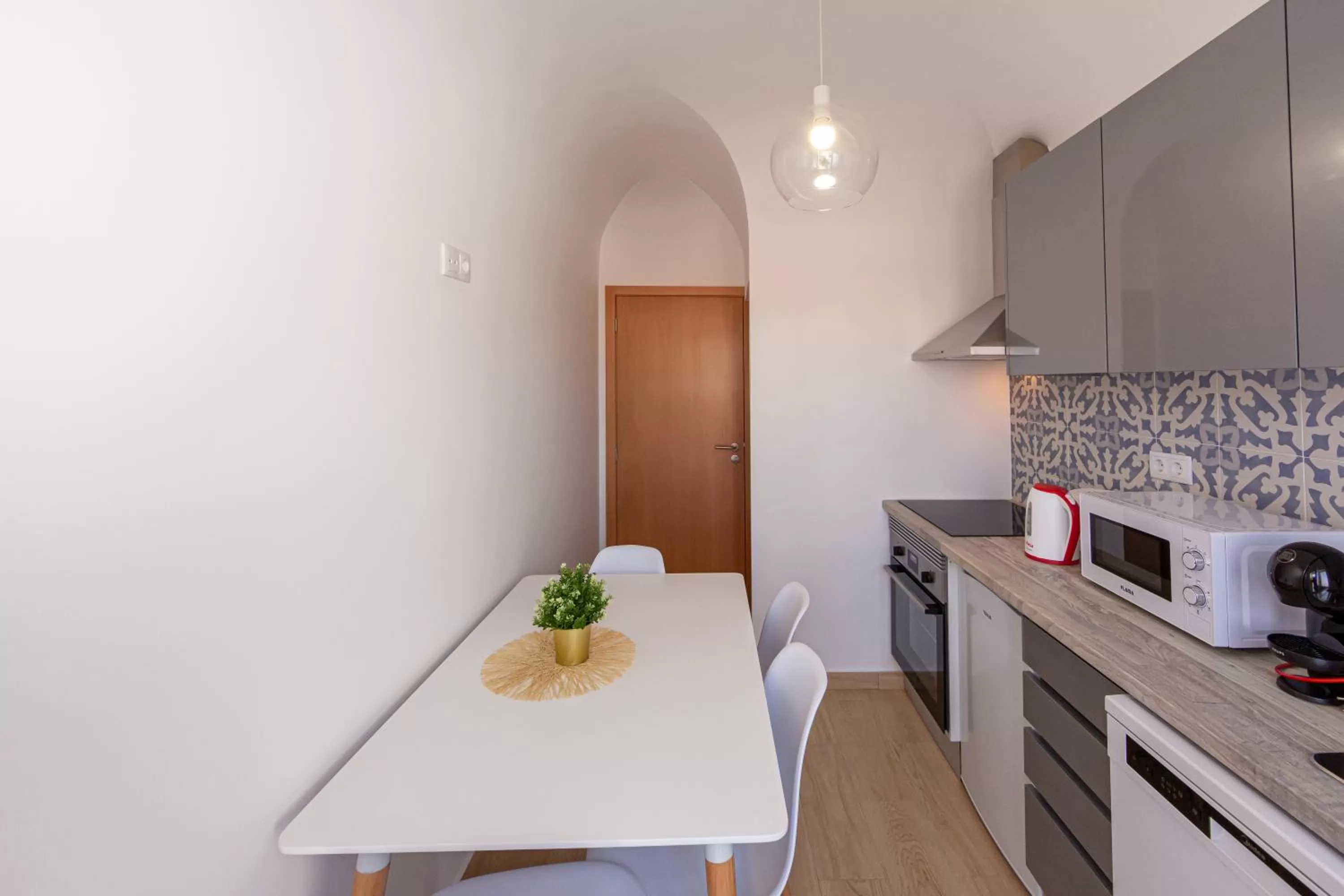 Dining area, Kitchen/Kitchenette in Luxury Palm Suites