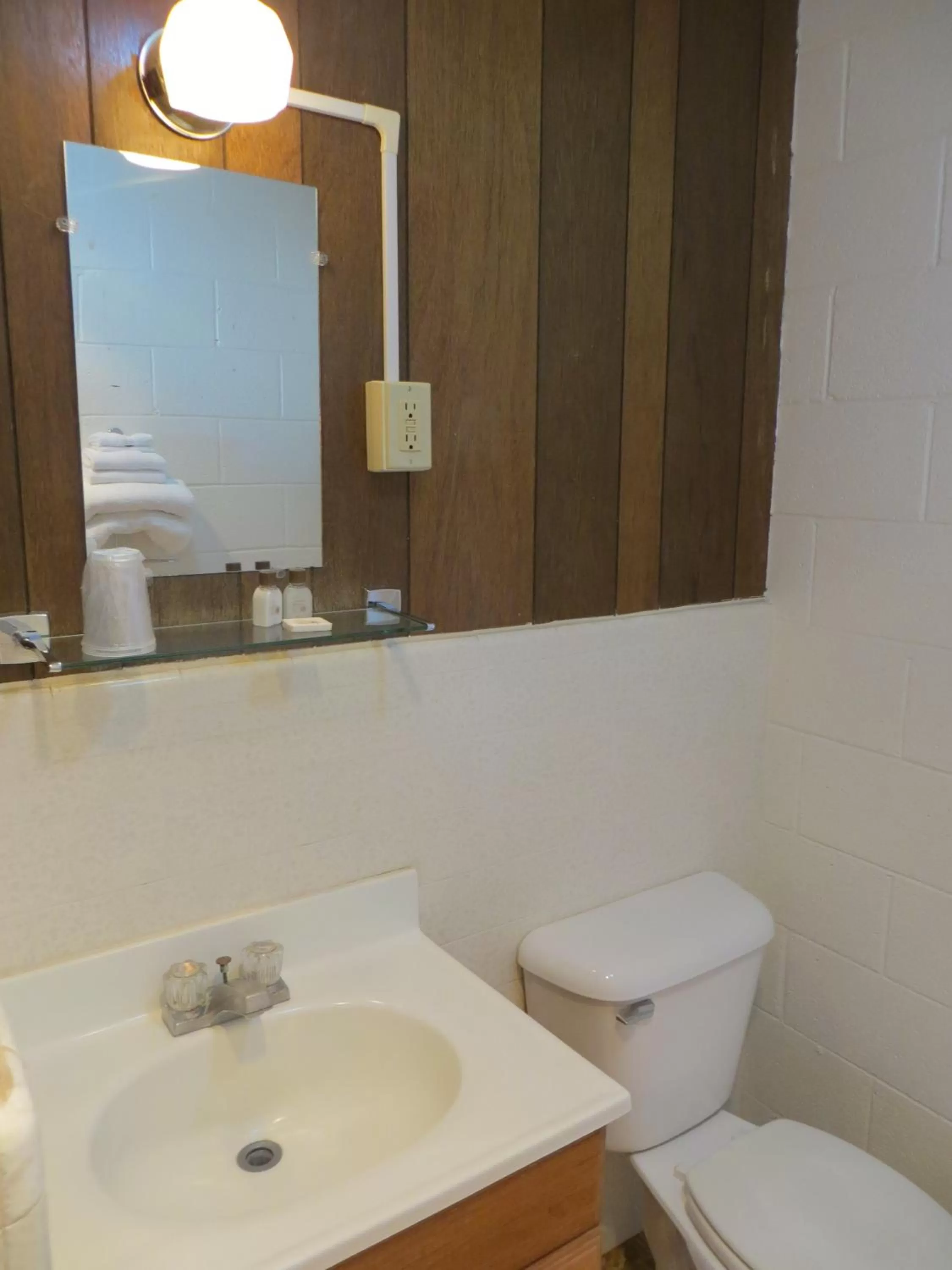 Bathroom in Alamo Inn