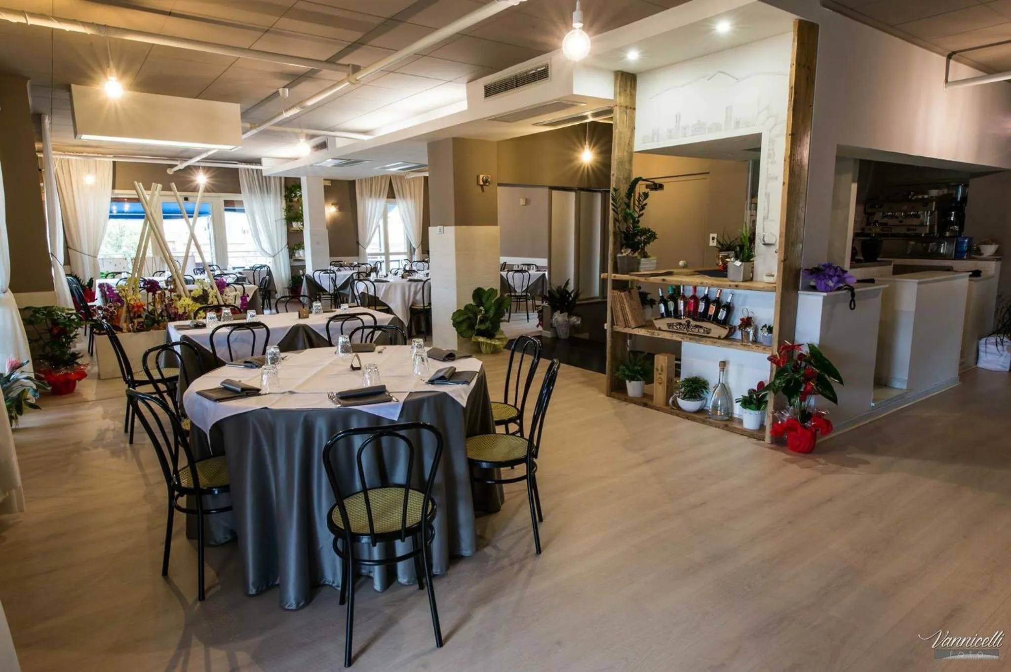 Restaurant/places to eat in Hotel Serena