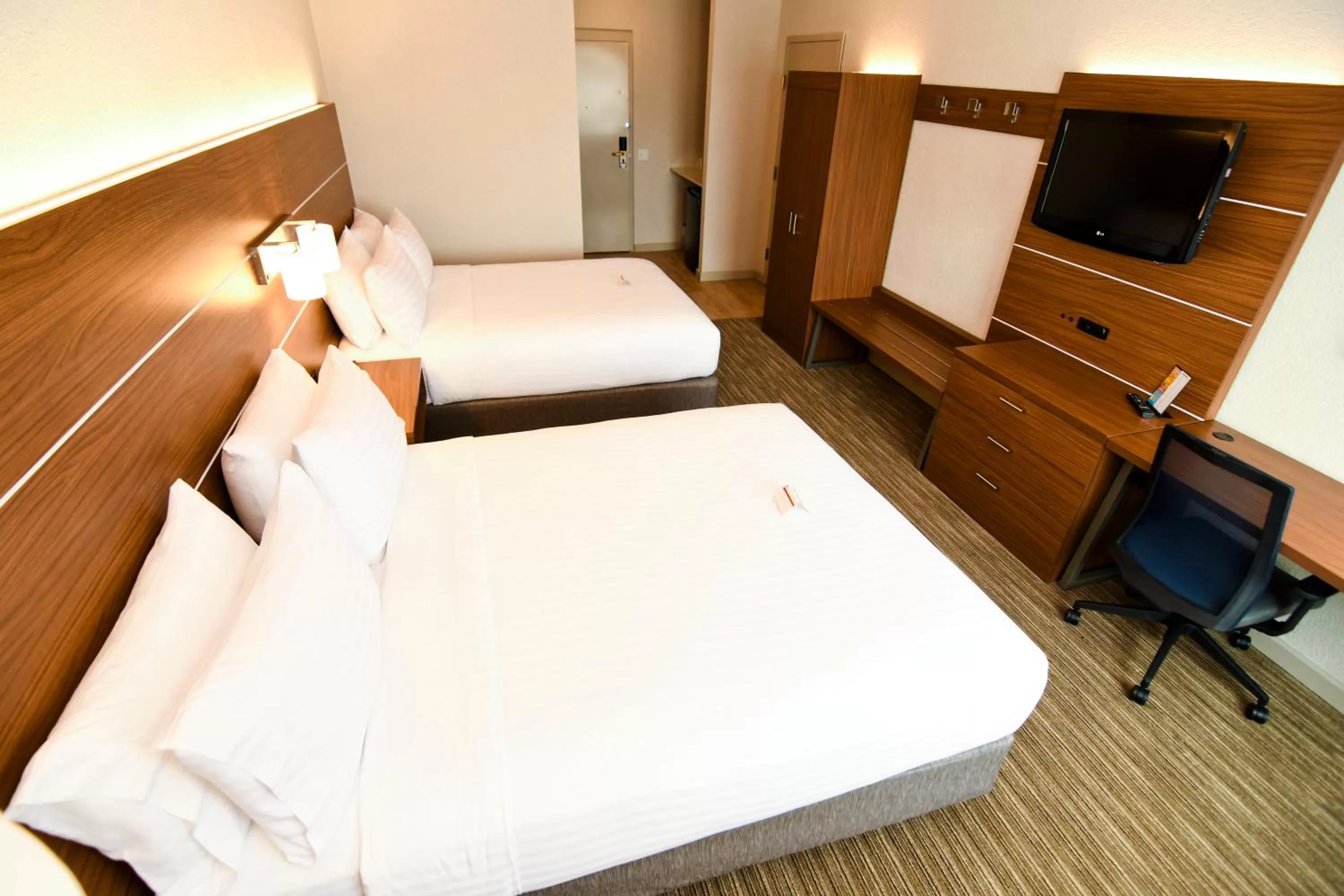 Photo of the whole room, Bed in Holiday Inn Express Hotel & Suites Port Clinton-Catawba Island by IHG