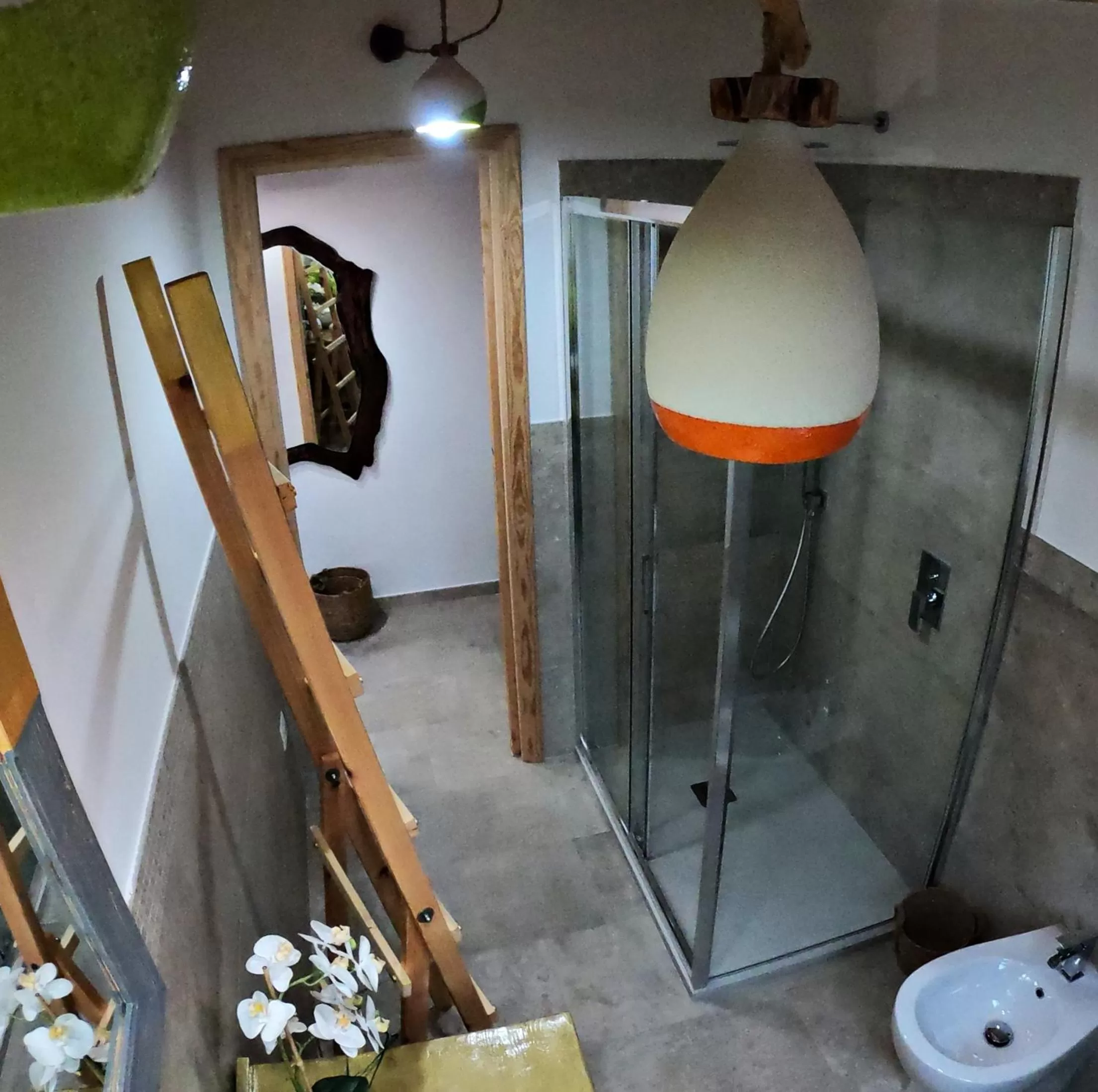 Shower in B&B Les Chambres Rooms & Suite