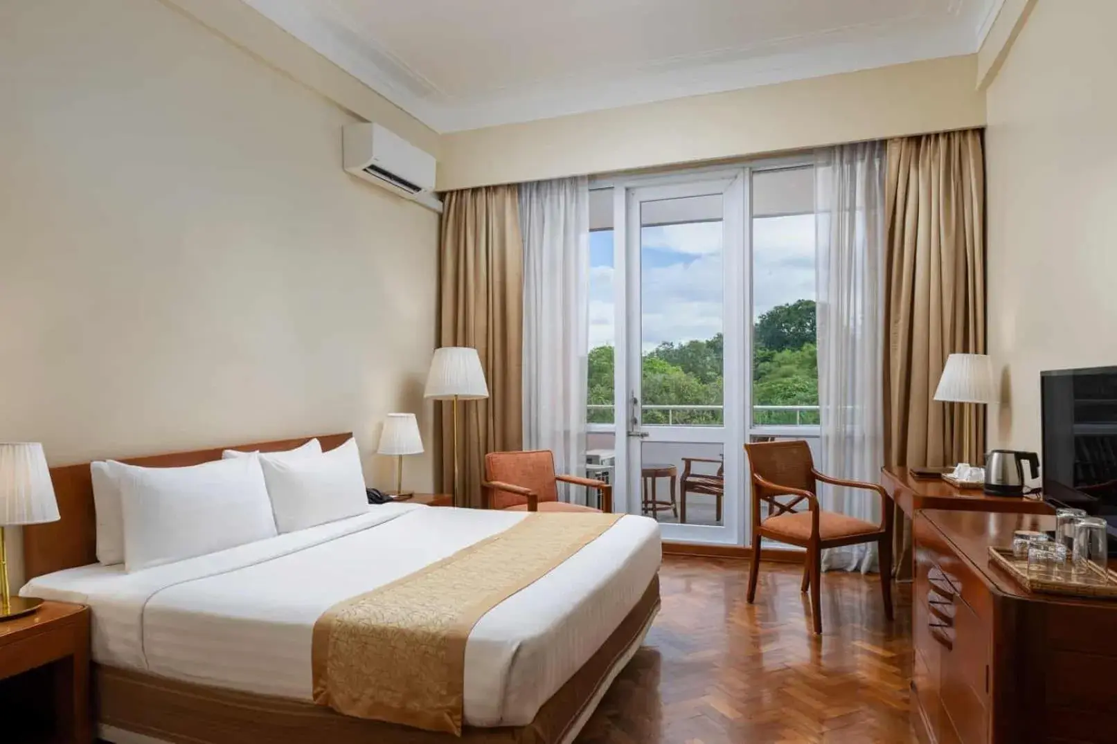 Superior King Room in Inya Lake Hotel Yangon Superior King Room in Inya Lake Hotel Yangon