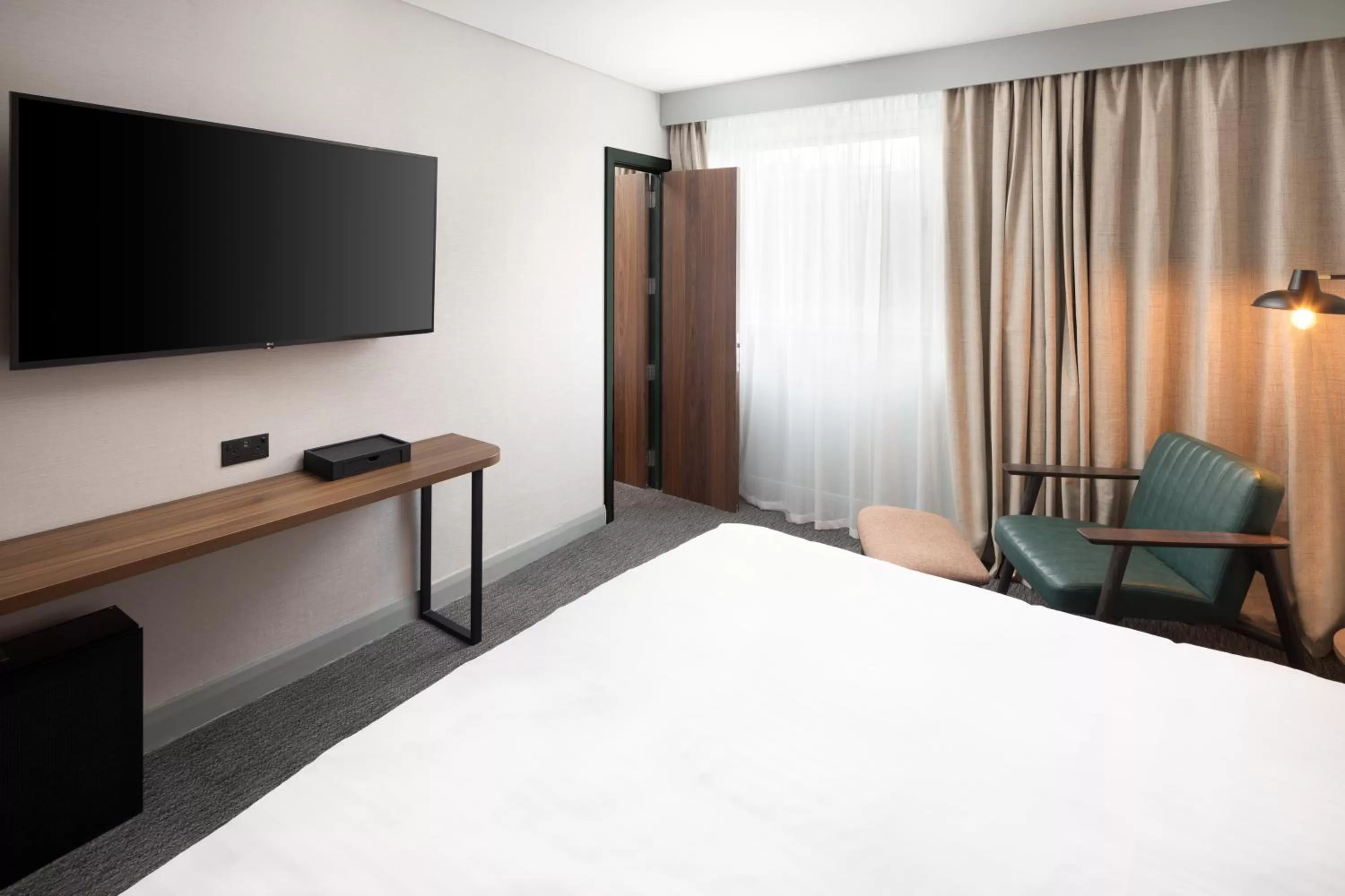 Bedroom, Bed in Four Points by Sheraton Edinburgh