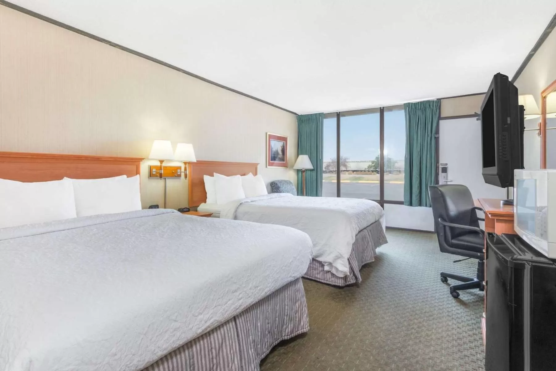 Photo of the whole room in Howard Johnson by Wyndham Gillette