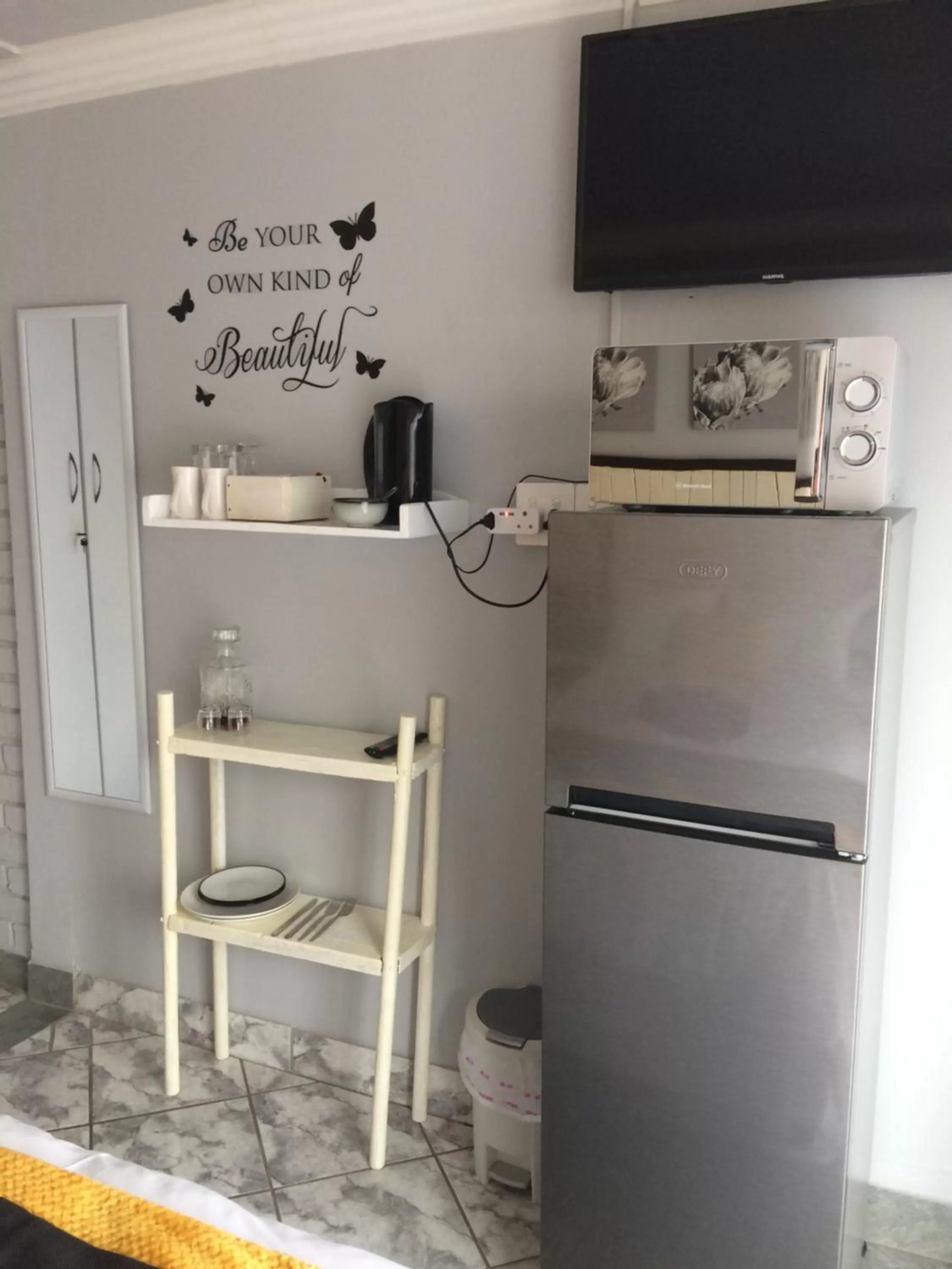 Coffee/tea facilities, TV/Entertainment Center in B&B 464 on 22nd Ave