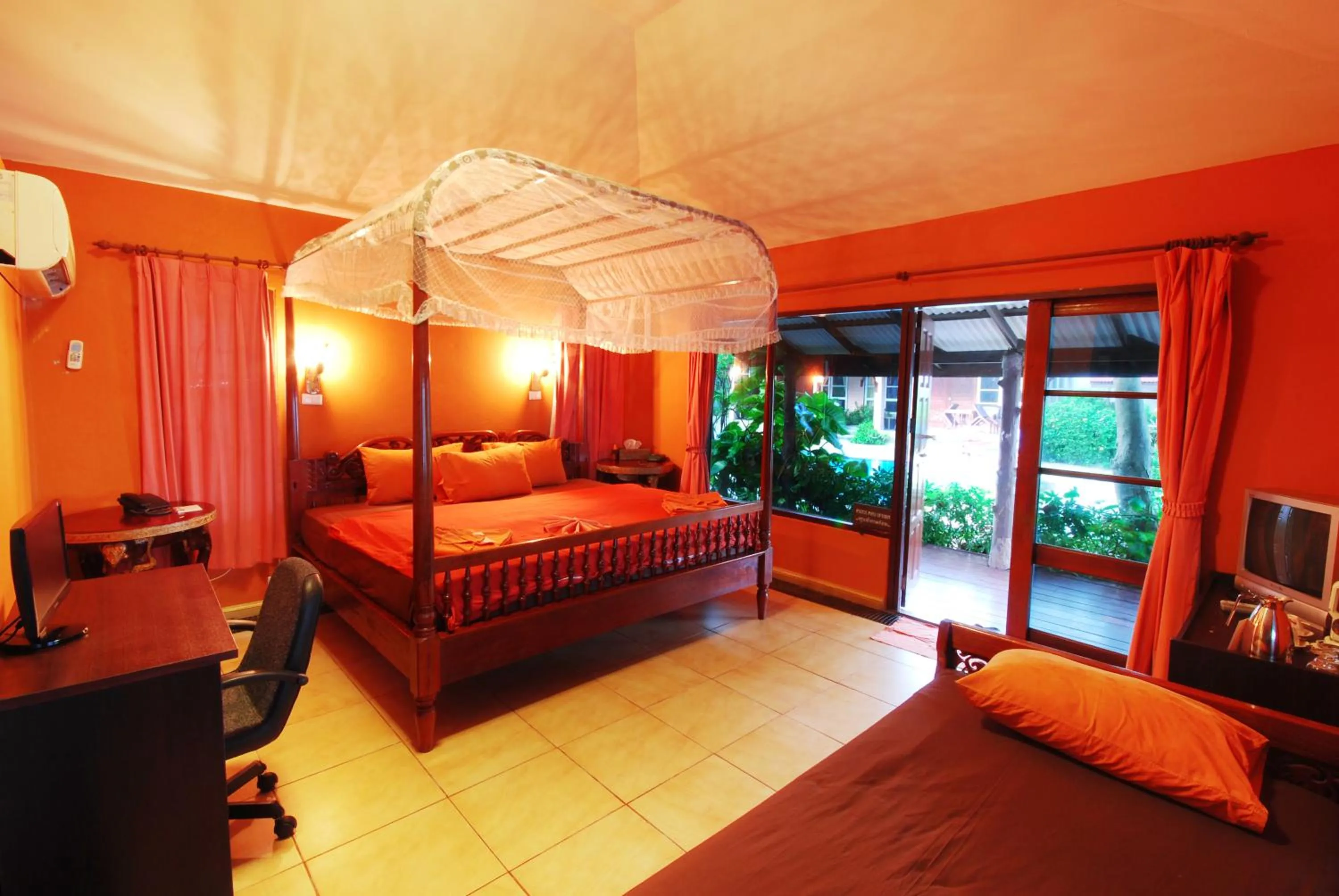 Photo of the whole room, Bed in Chaweng Resort