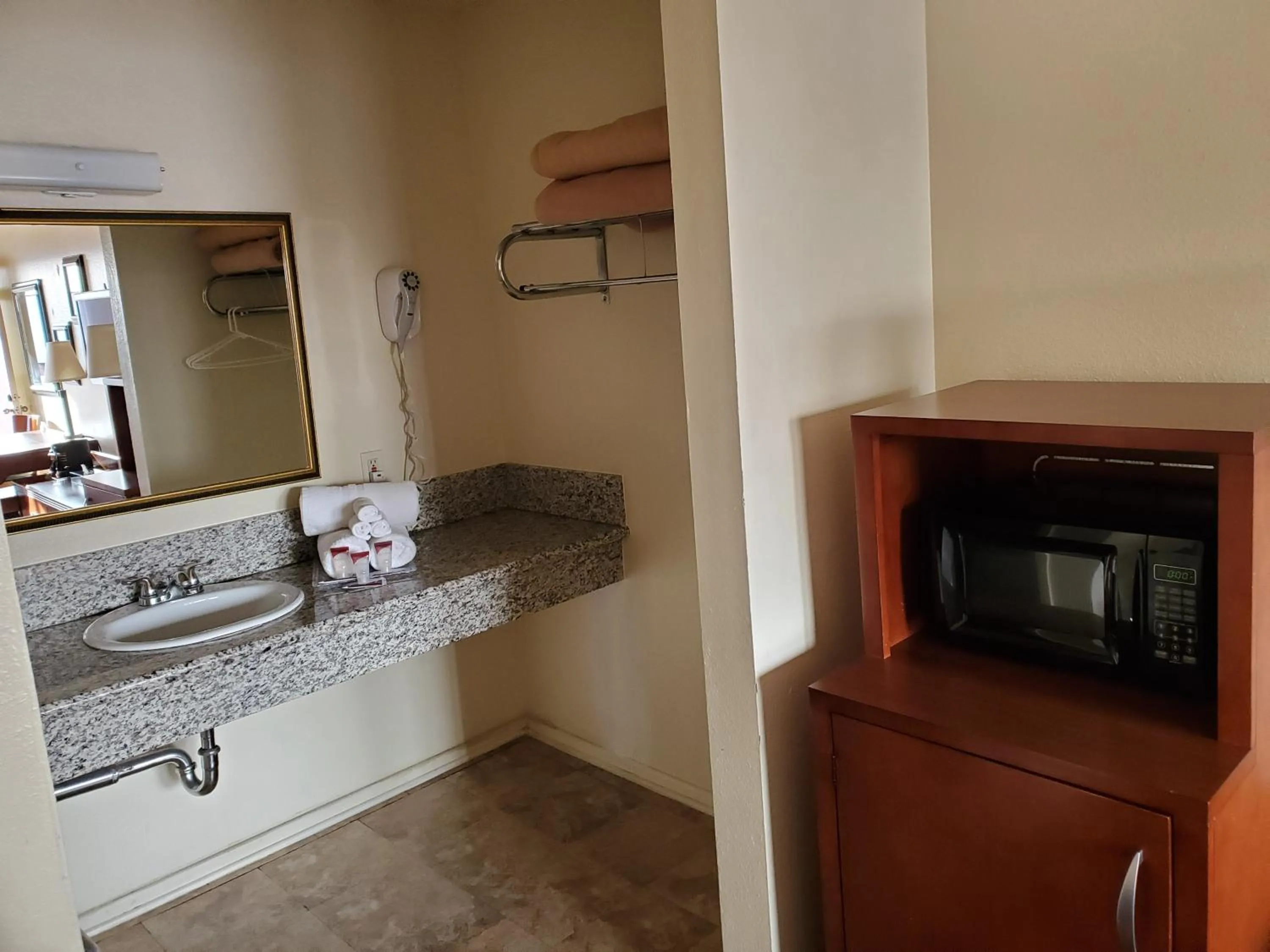 Coffee/tea facilities in Eunice Plaza Motel