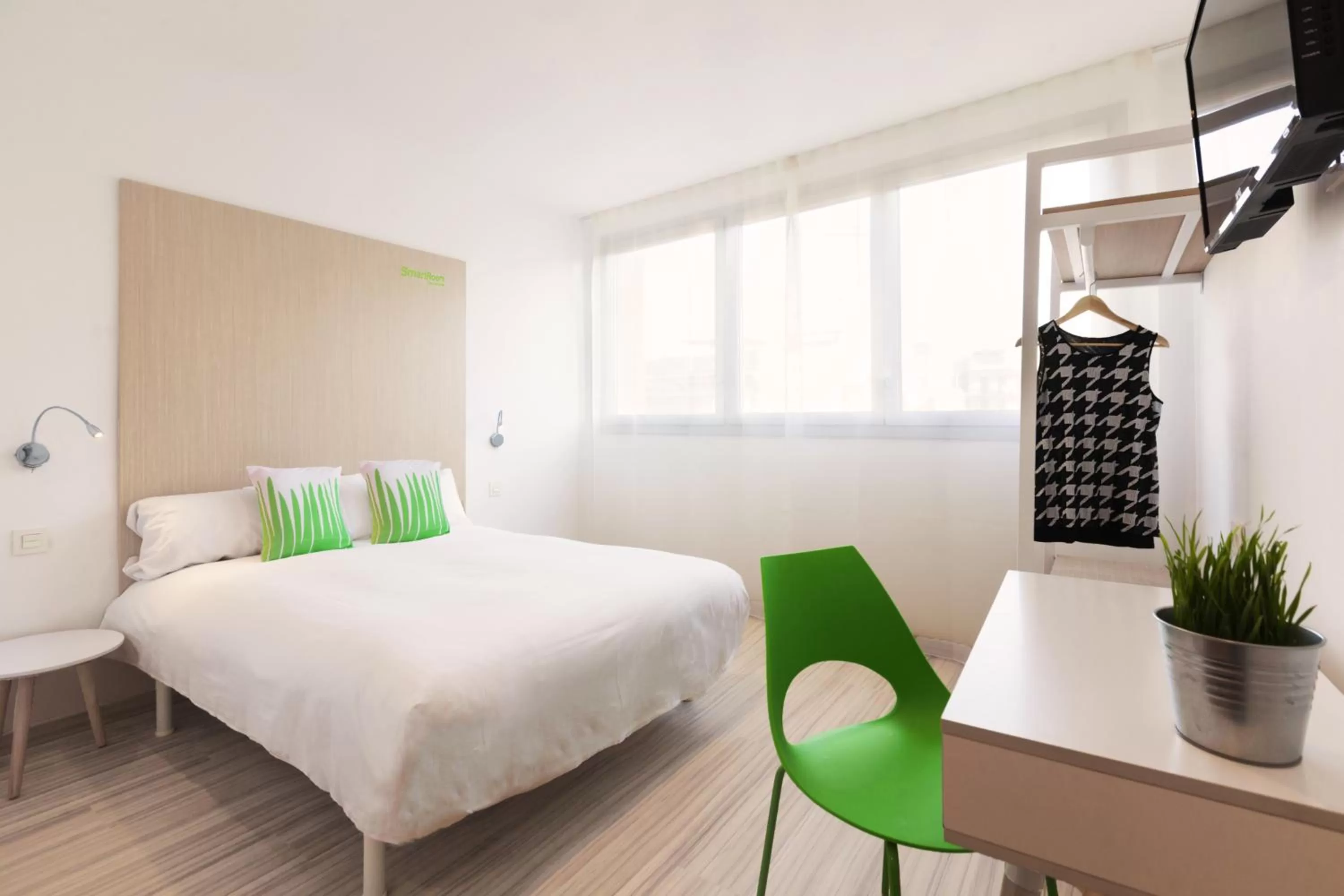Photo of the whole room, Bed in SmartRoom Barcelona