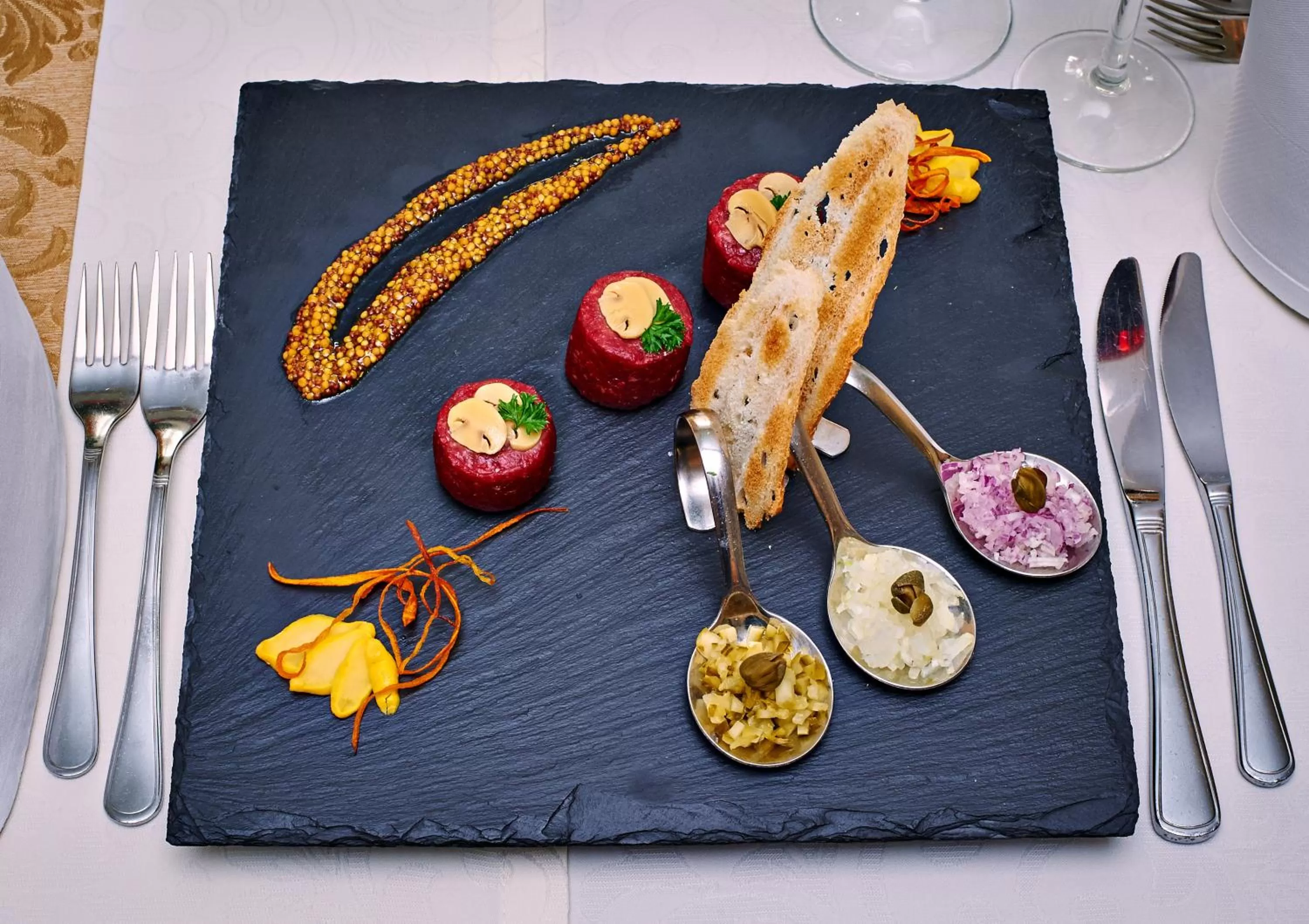 Restaurant/places to eat in Villa Royal