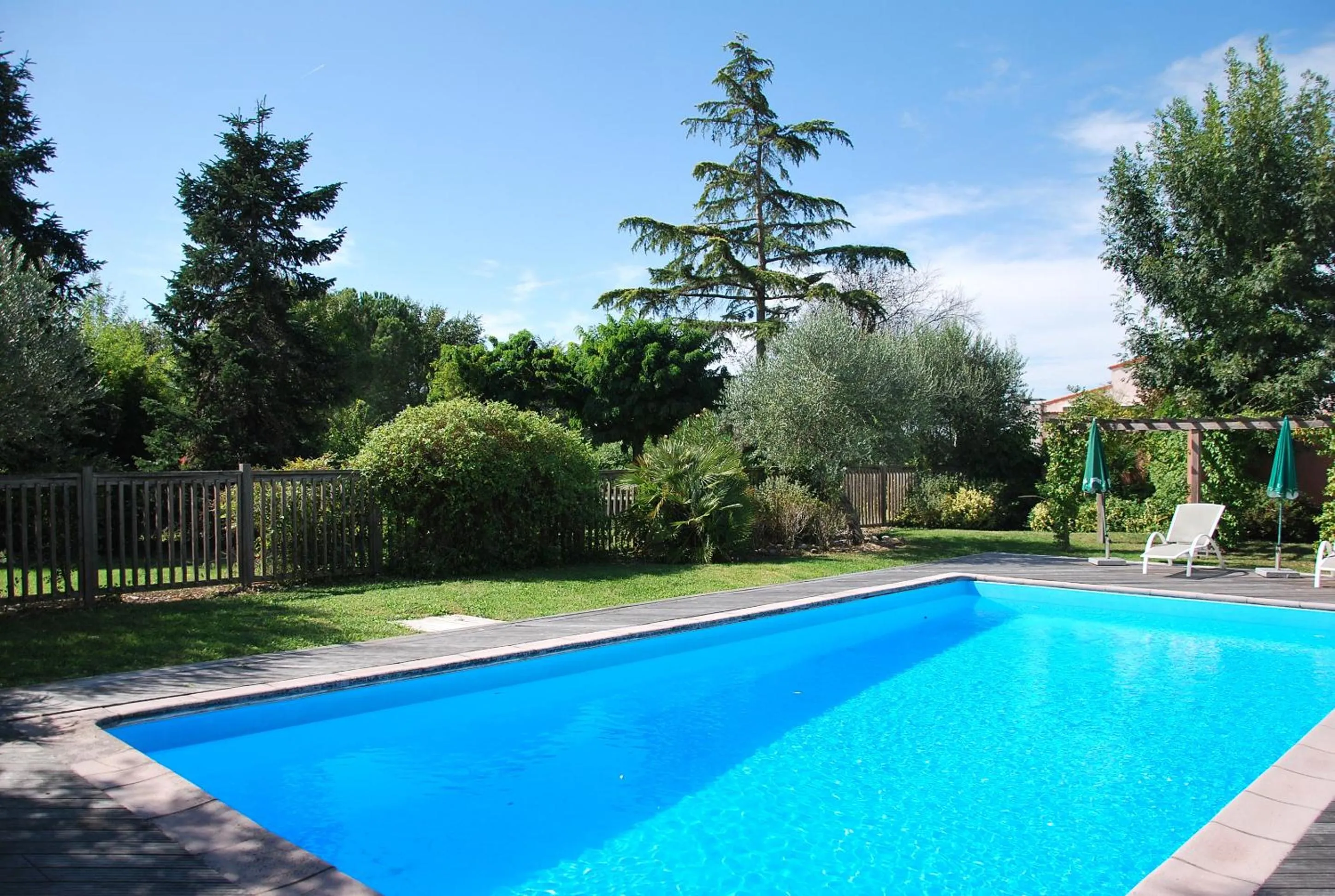 Swimming pool in Hôtel Le Barry, Toulouse Nord