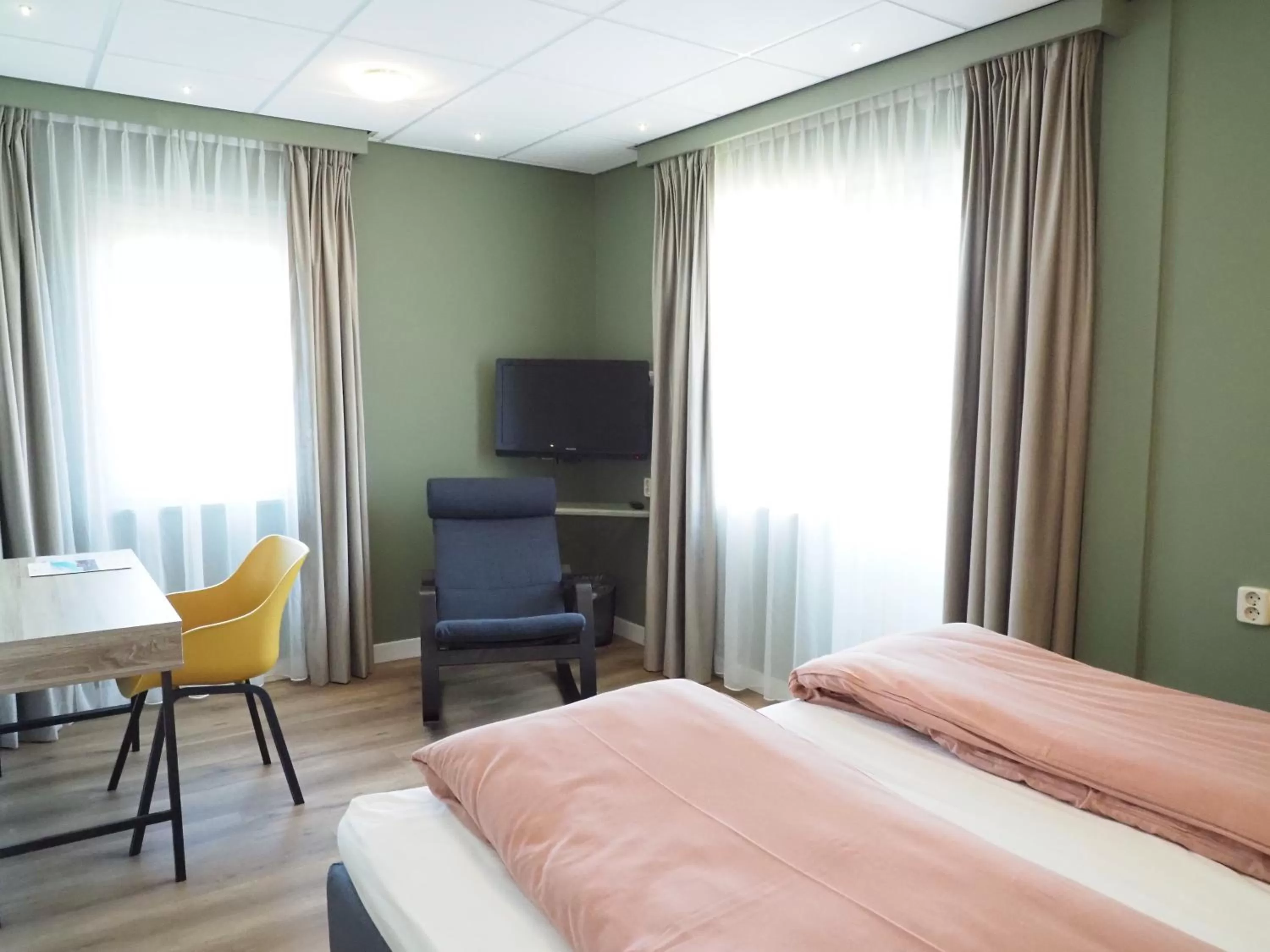 Seating area, Bed in Hotel Workum