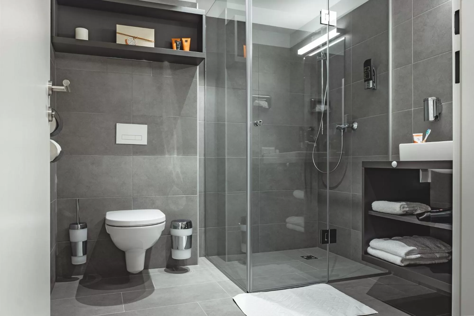 Shower in Oliver Urban I Self check-in Apartments