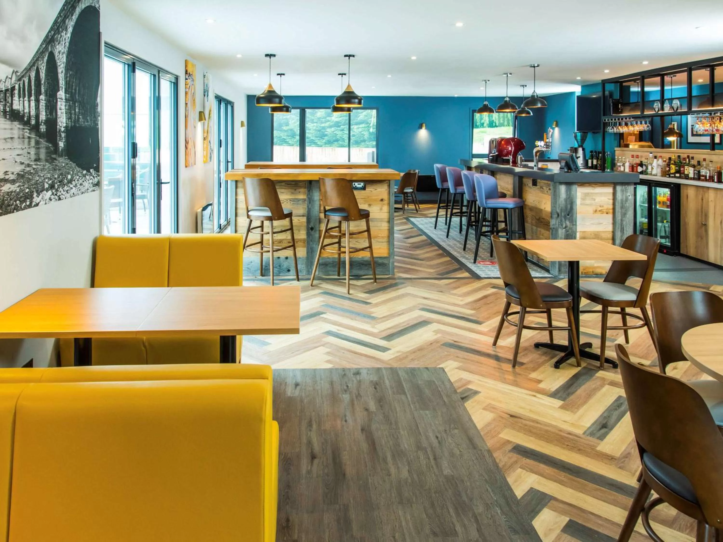 Restaurant/places to eat in ibis Plymouth