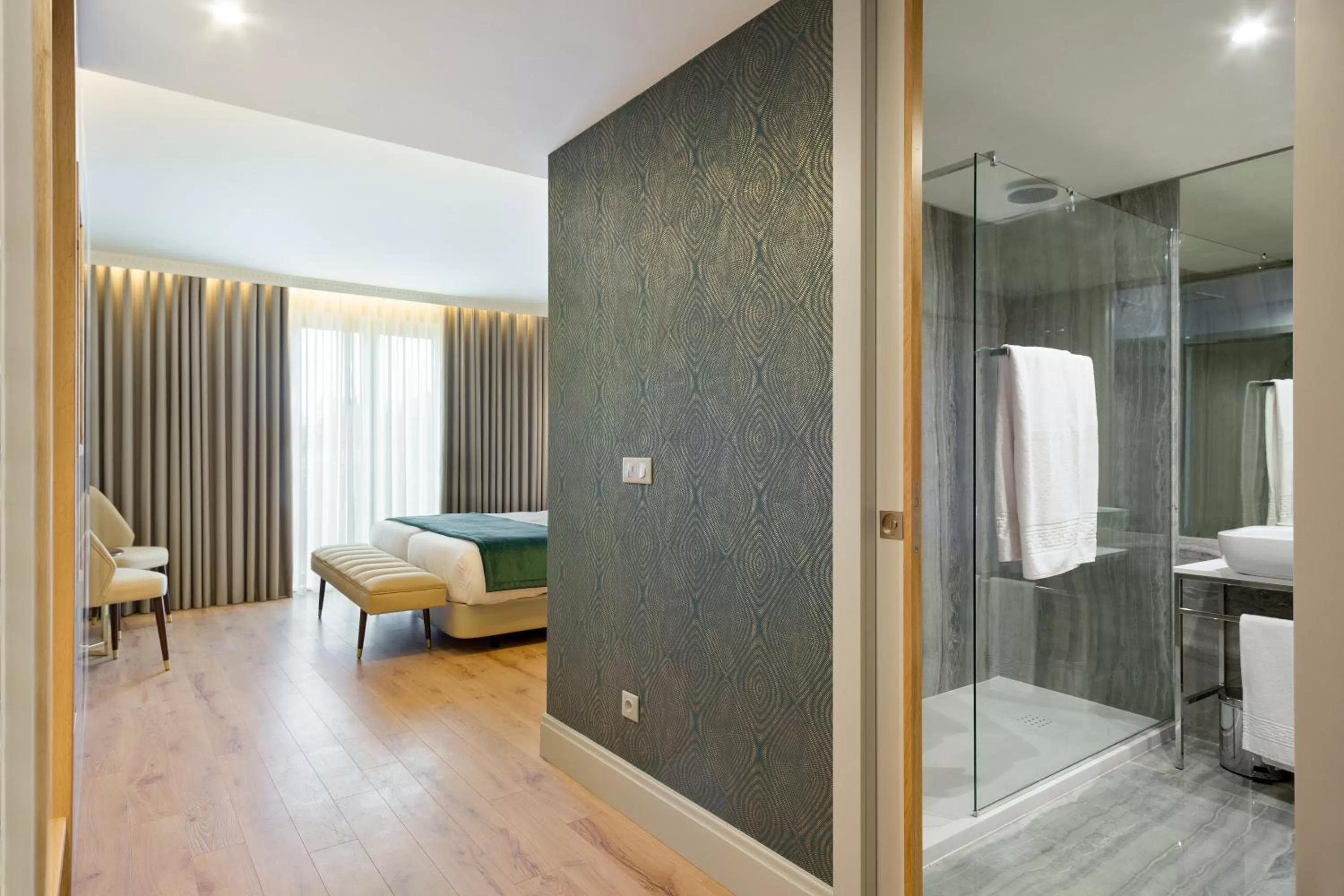 Shower, Bed in Acta The Avenue