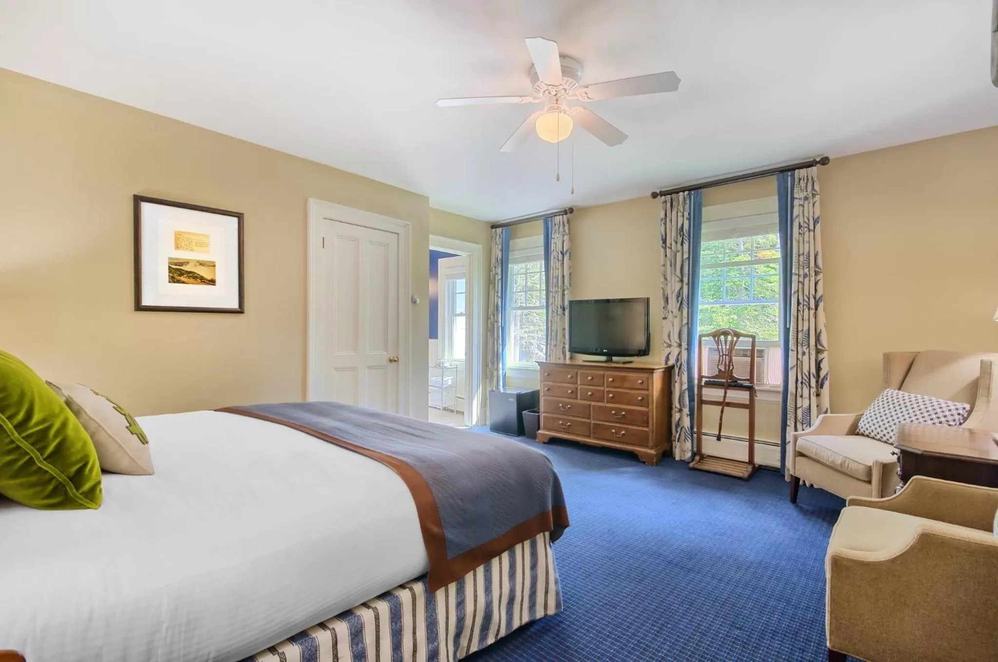 Photo of the whole room, Bed in Omni Bretton Arms Inn at Mount Washington Resort