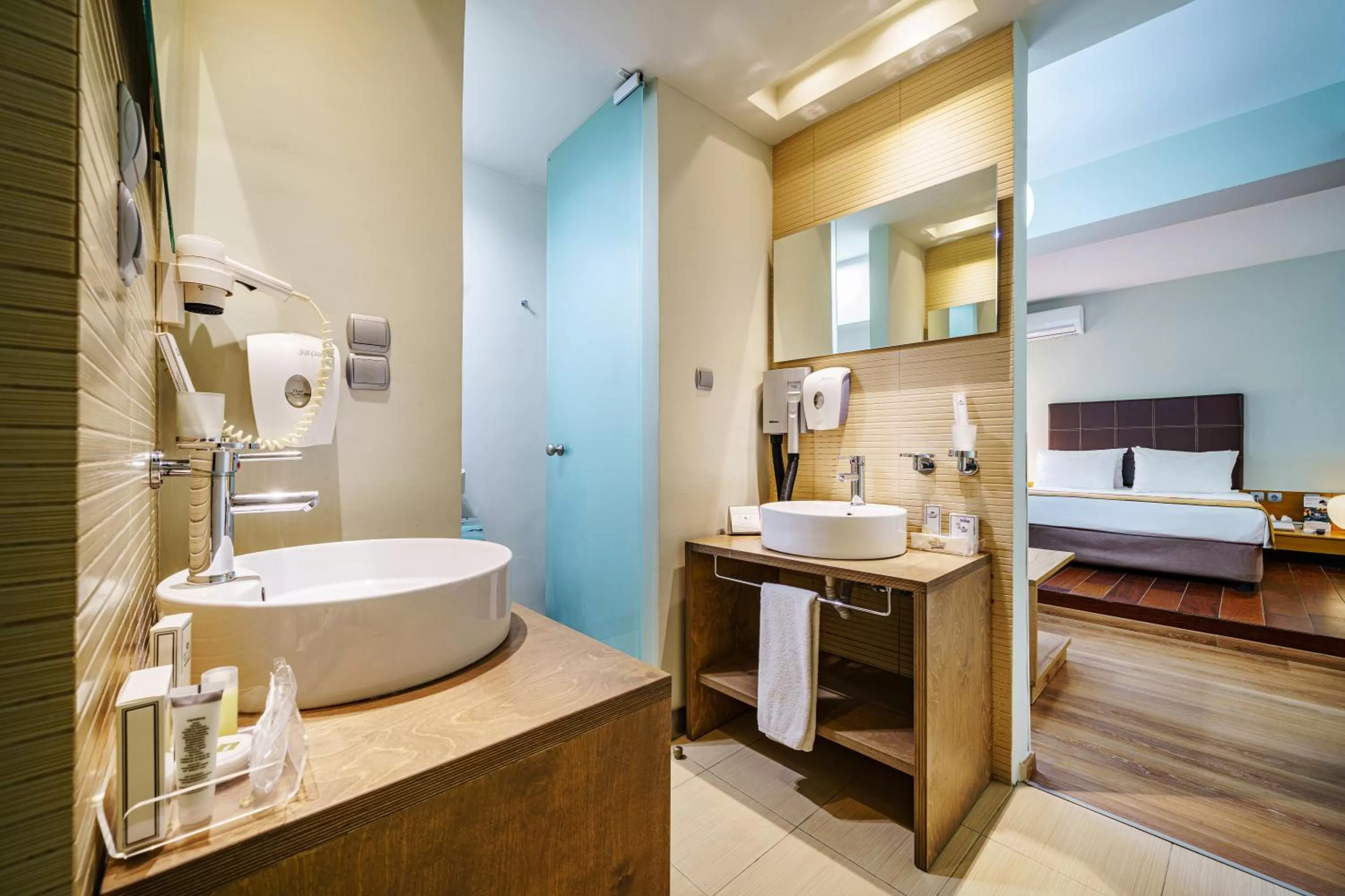 Bathroom, Bed in Capsis Hotel Thessaloniki