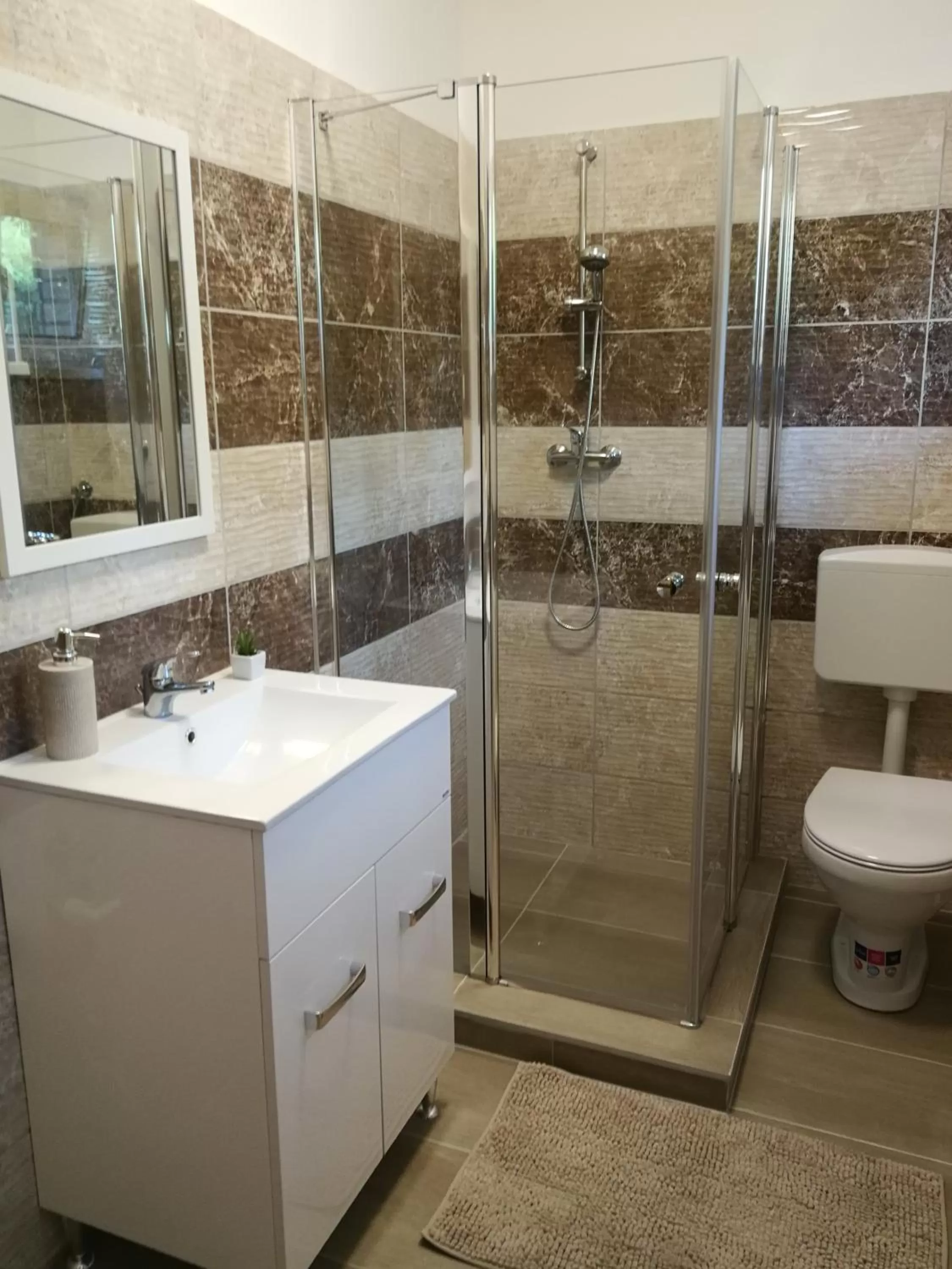 Shower, Bathroom in Lila Akác Vendégház Esztergom