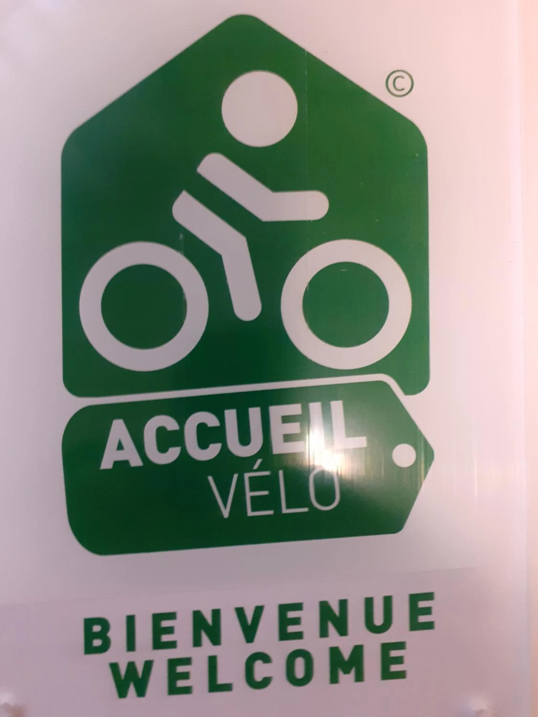 Cycling in Hôtel les jardins du canal - solaire eco reponsable - piscine - parking - garage - bornes électriques - accueil vélos - kids friendly