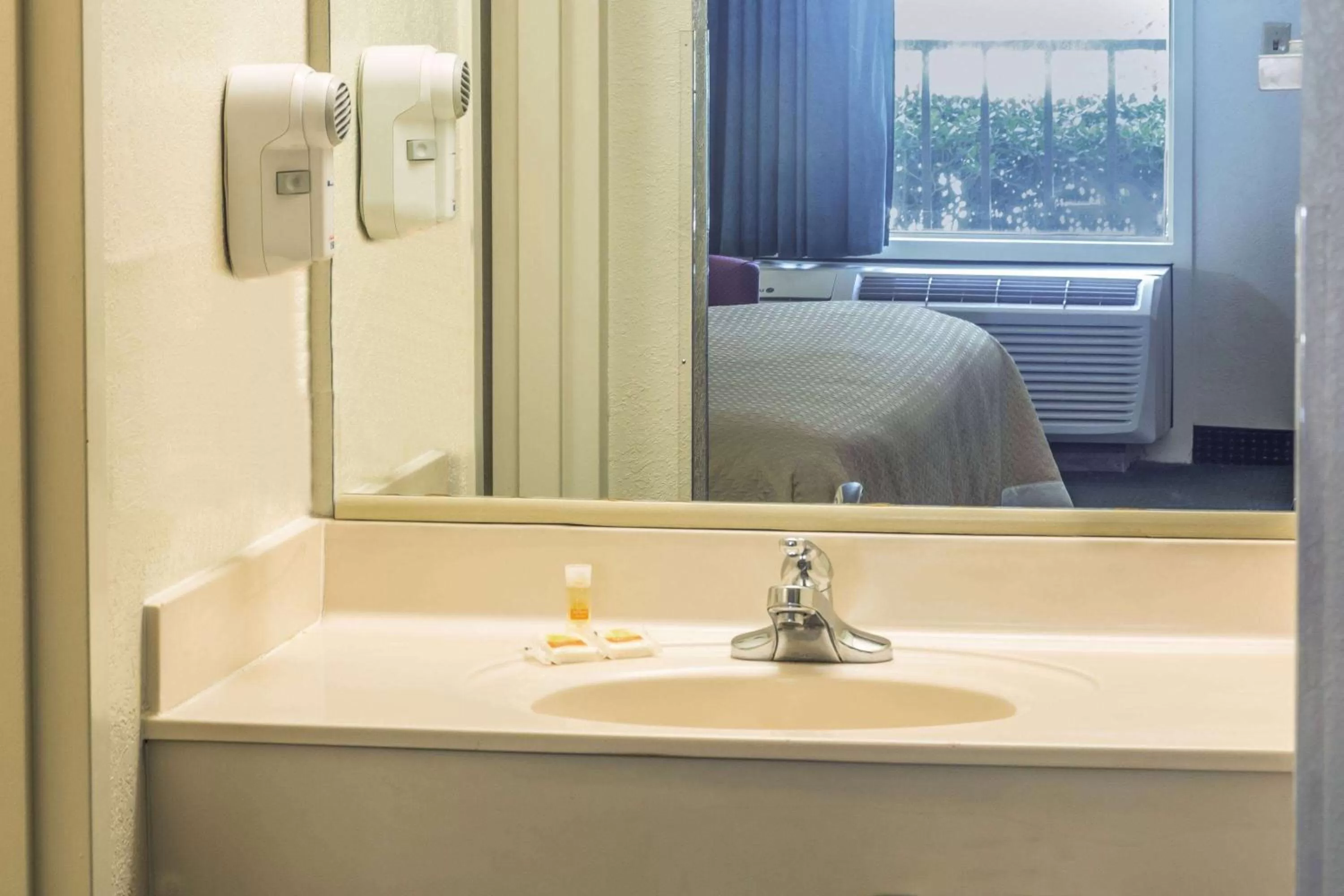 Photo of the whole room in Days Inn by Wyndham Lake Park/Valdosta