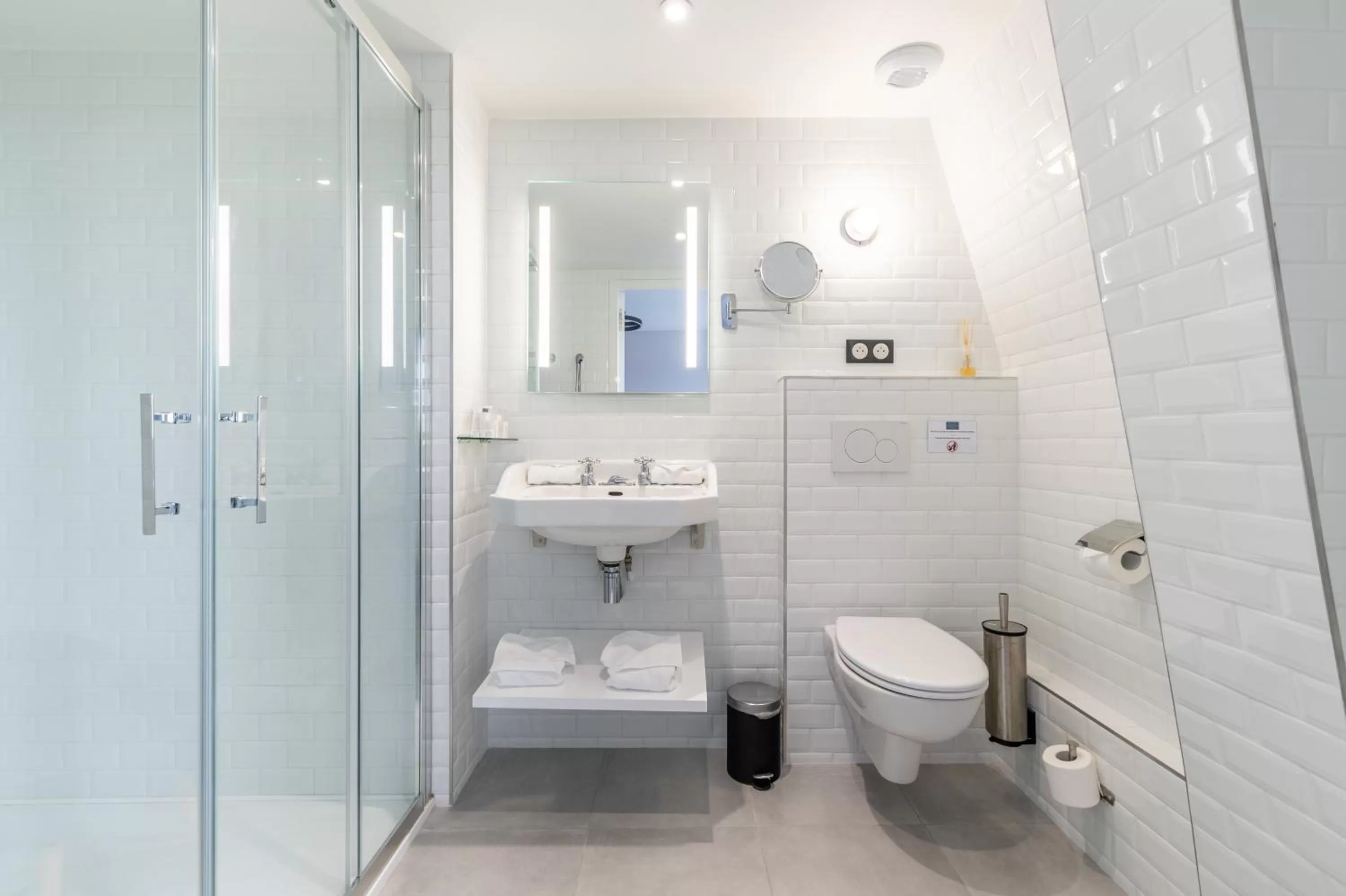 Shower in Hôtel Échappée en Baie - Parking privé gratuit dont forfaits bornes électriques réservable