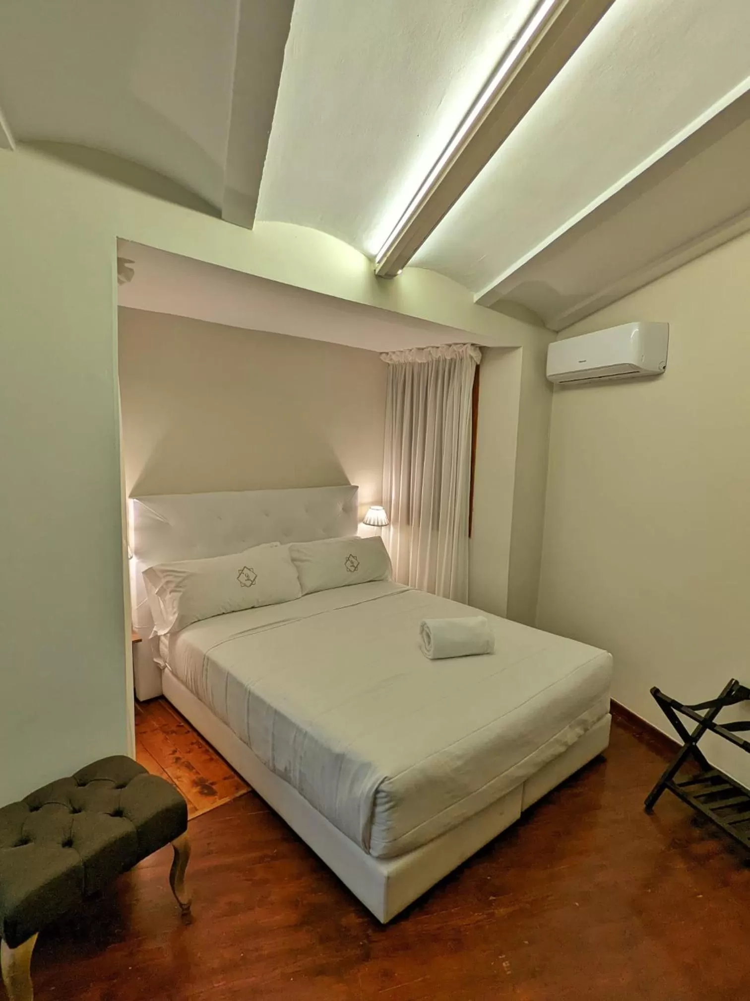 Decorative detail, Bed in Catalina Suites