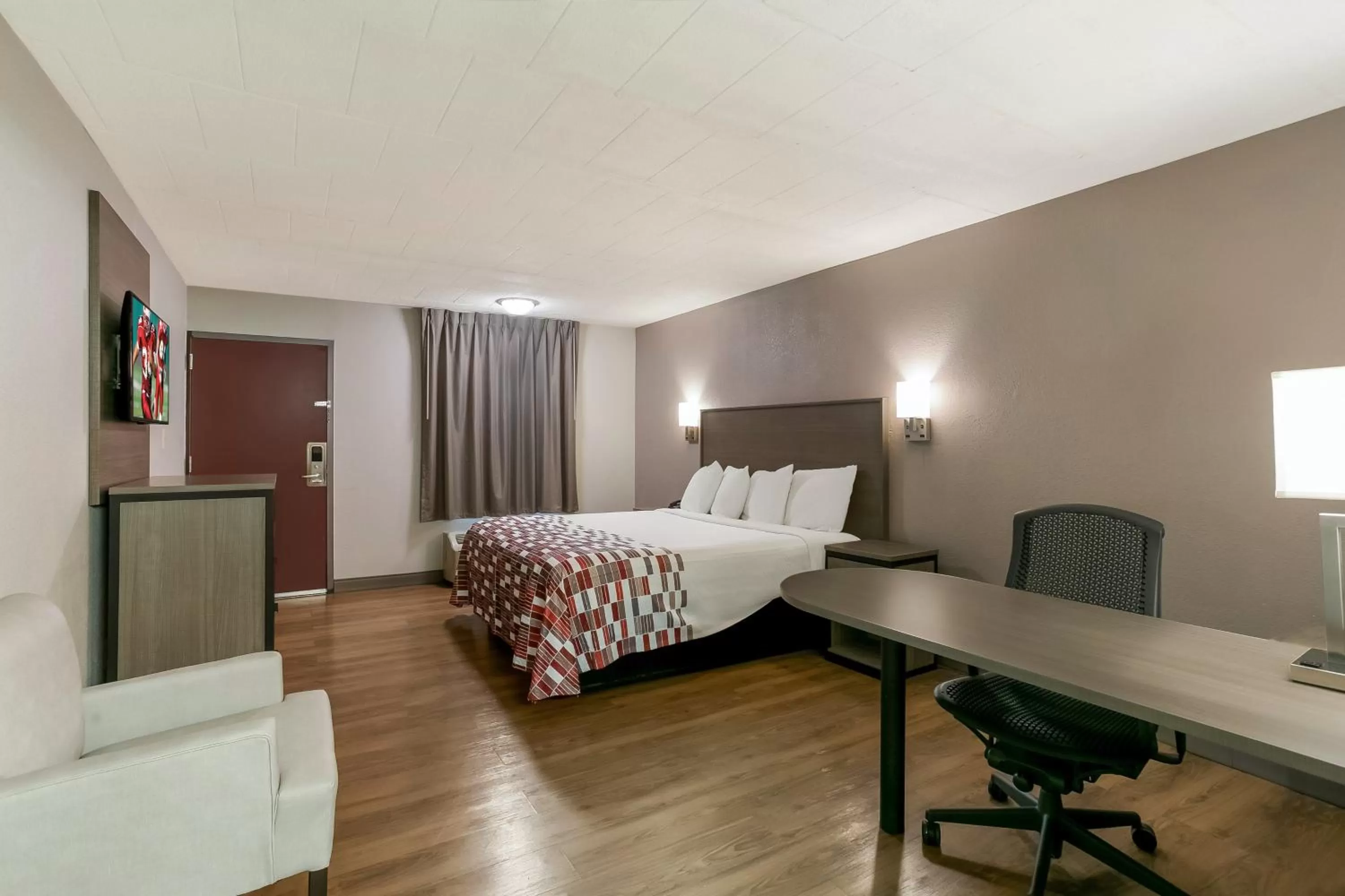 Photo of the whole room, Bed in Red Roof Inn Baltimore