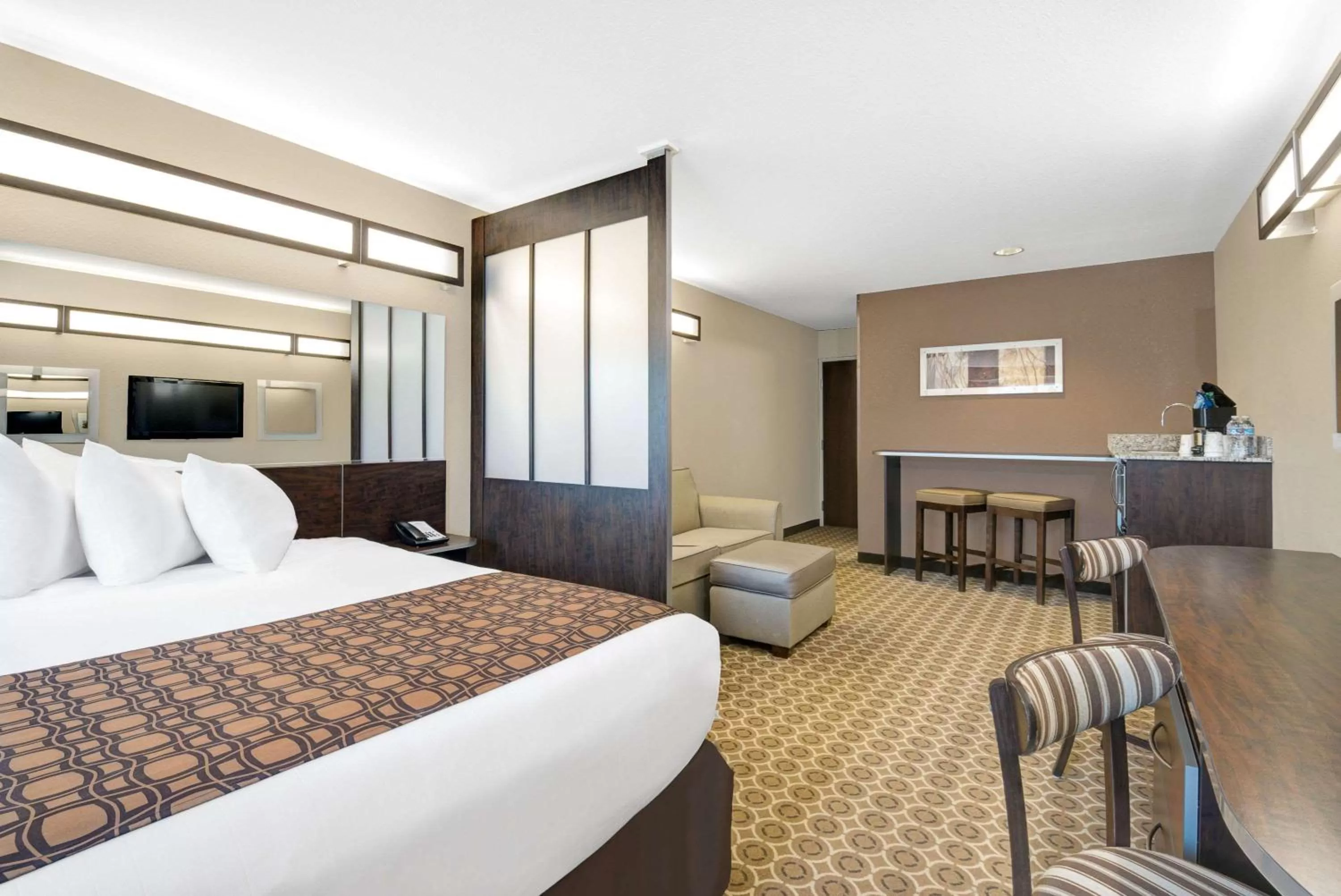 Photo of the whole room, Bed in Microtel Inn & Suites by Wyndham Williston