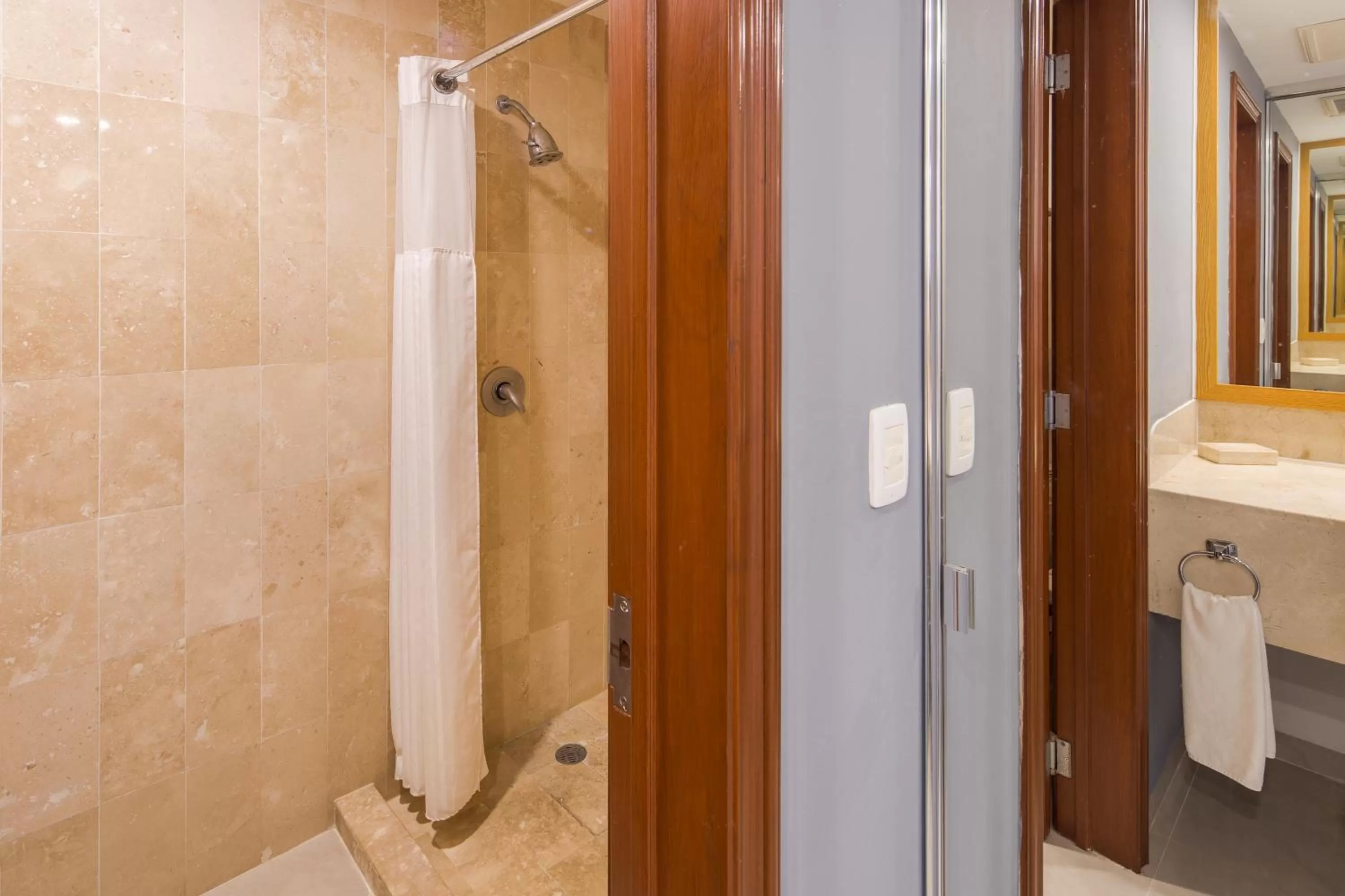 Shower in Wyndham Garden Playa del Carmen