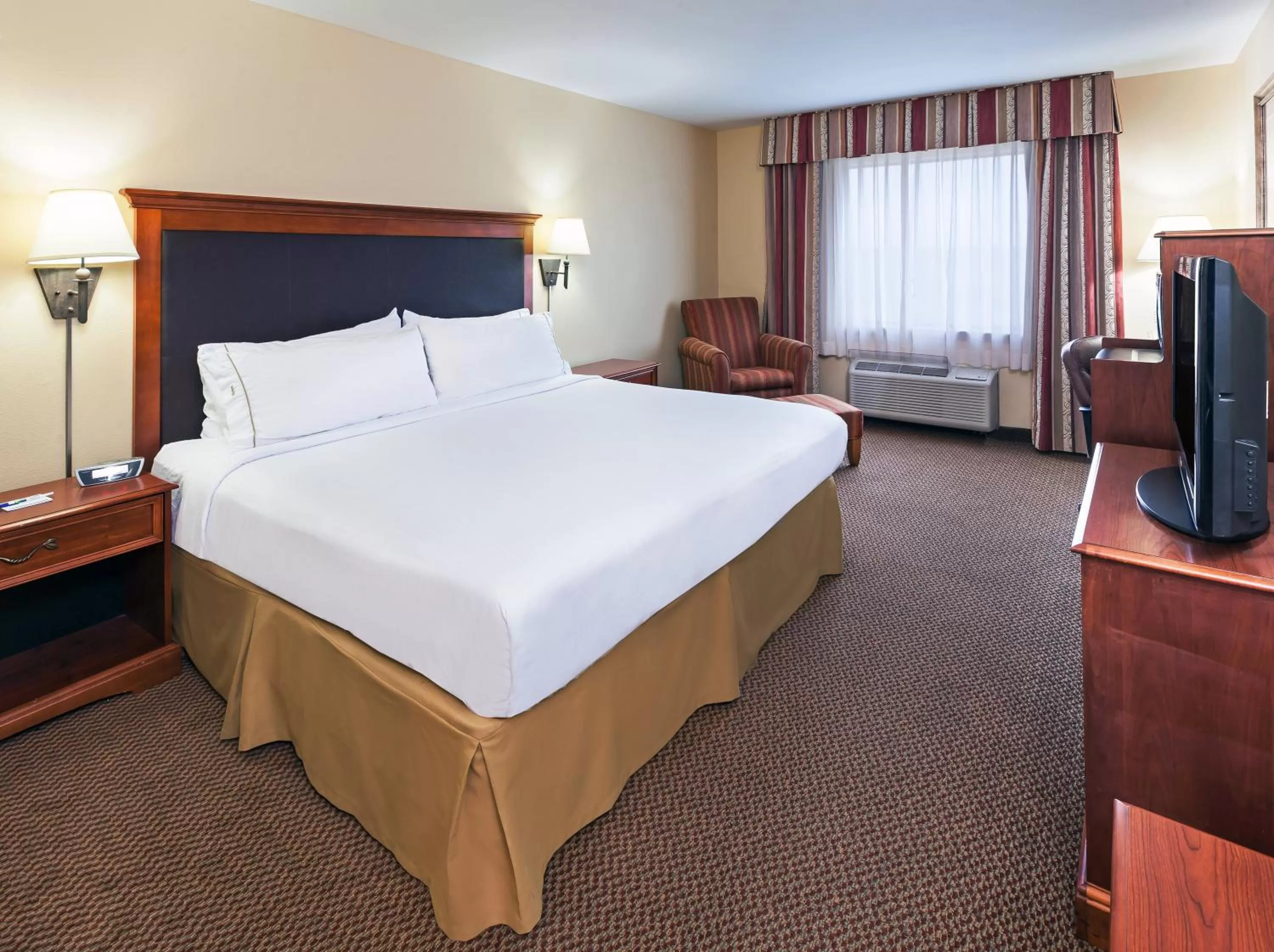 Photo of the whole room, Bed in Holiday Inn Express & Suites - Laredo-Event Center Area by IHG