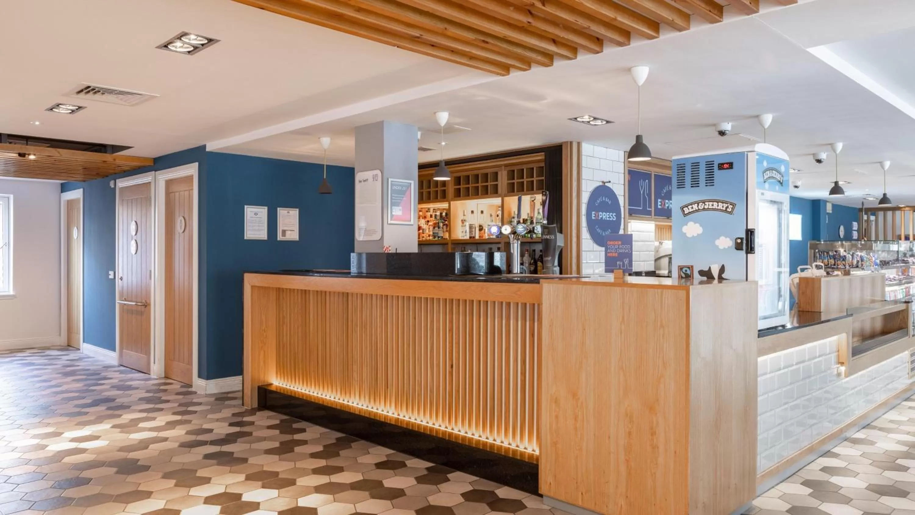 Lounge or bar in Holiday Inn Express Aberdeen City Centre by IHG