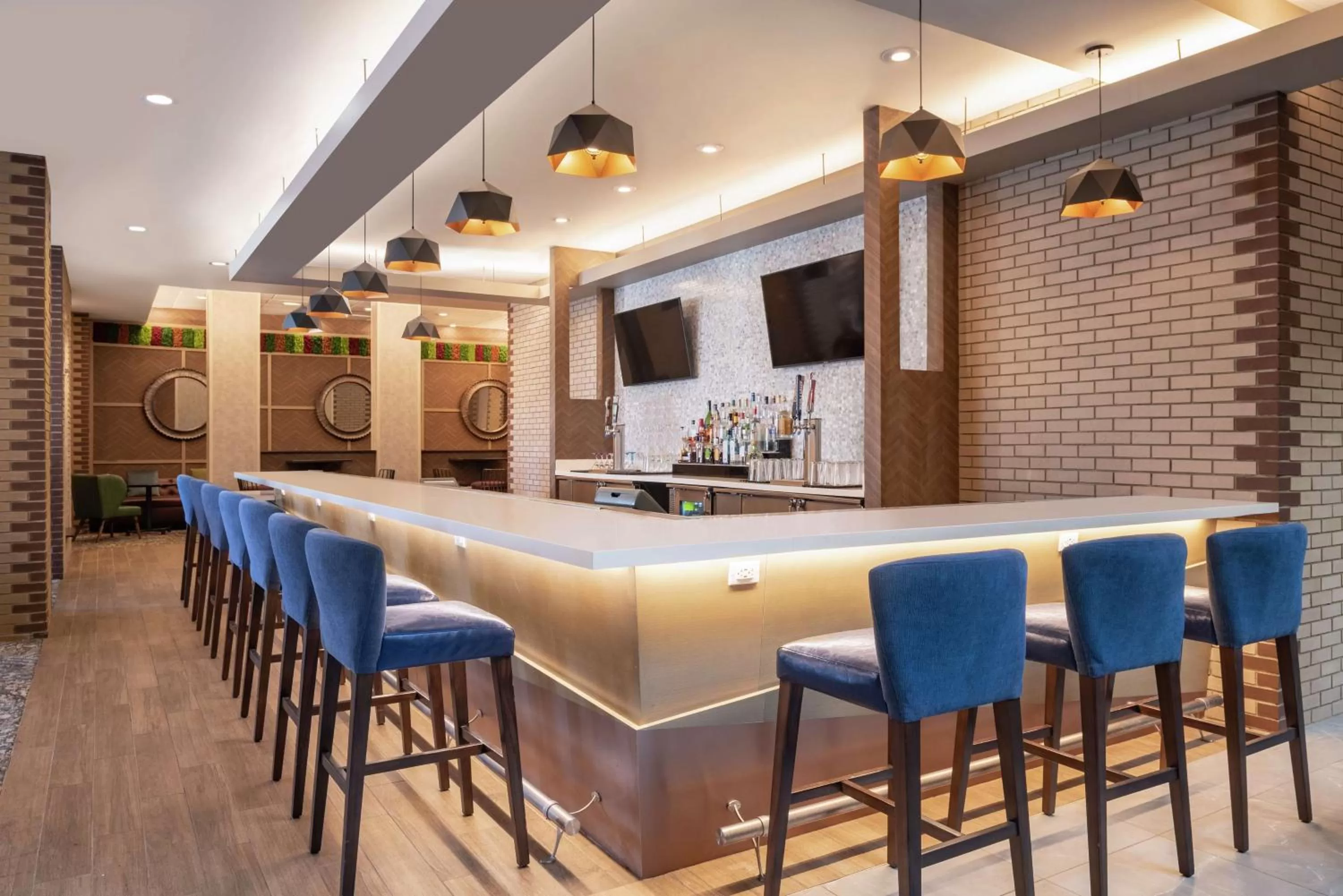 Lounge or bar in Embassy Suites by Hilton Cleveland Rockside