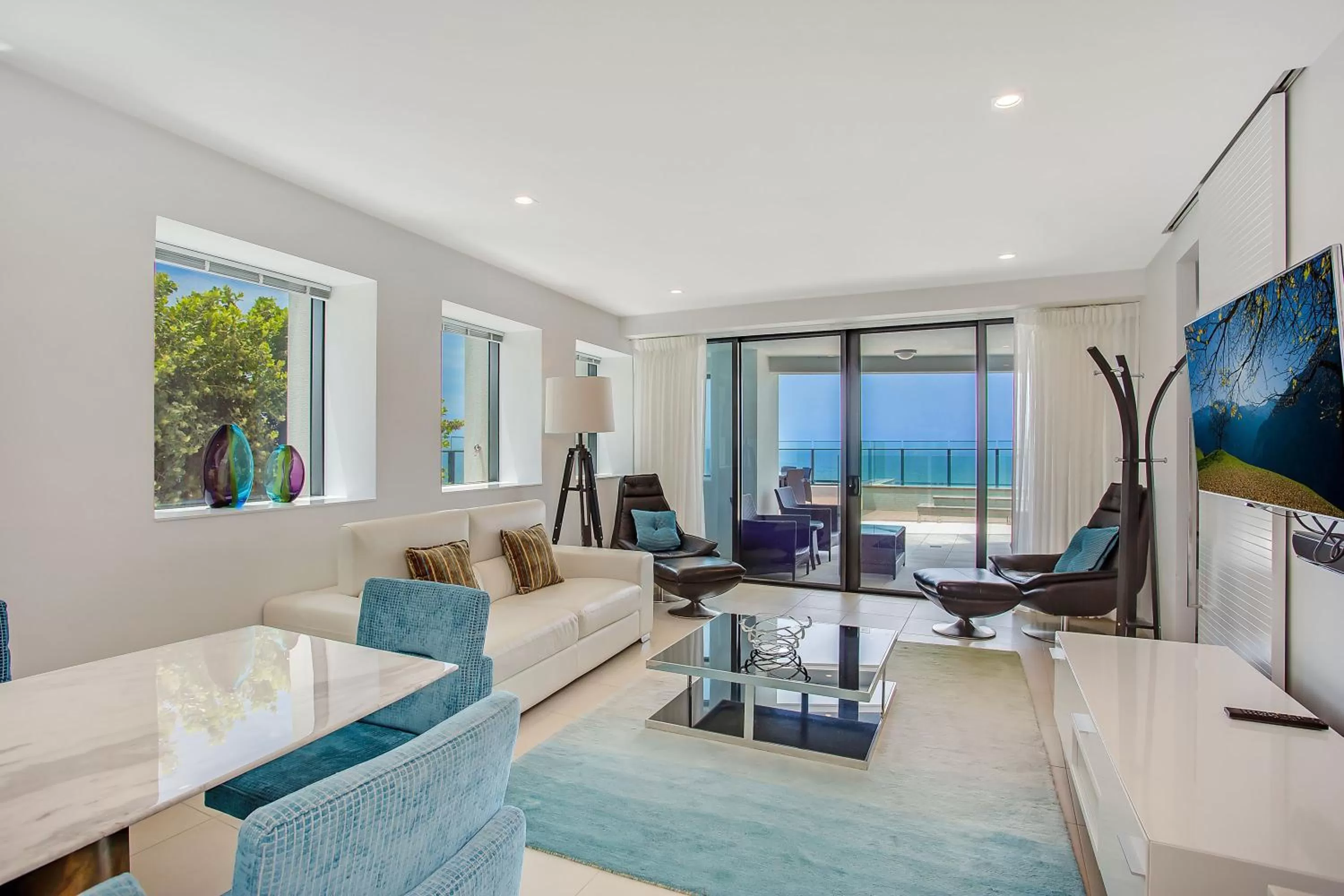 Living room in Peppers Soul Surfers Paradise