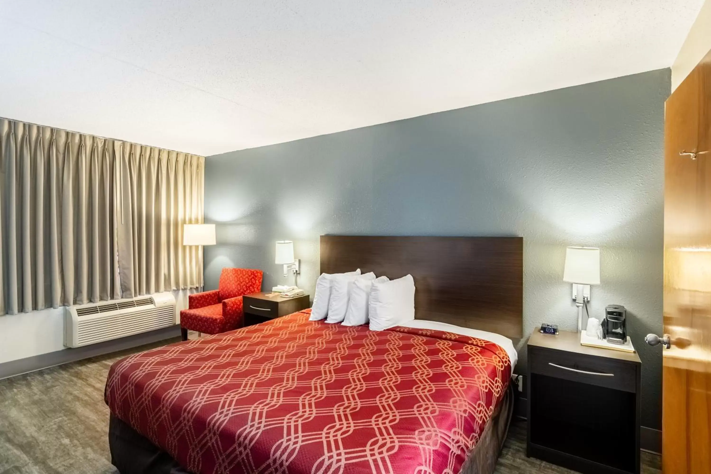 King Room - Accessible/Smoking in Econo Lodge King Room - Accessible/Smoking in Econo Lodge