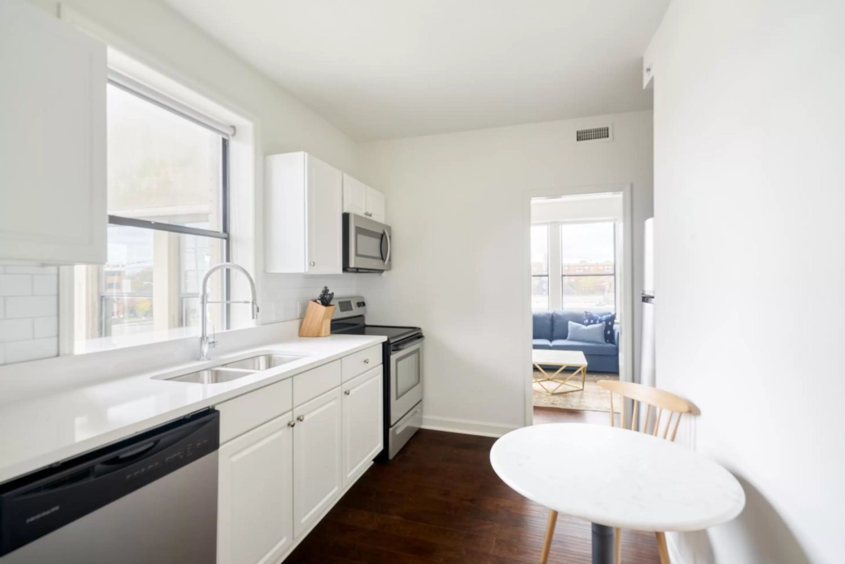 Living room, Kitchen/Kitchenette in Sonder at Euclid Court