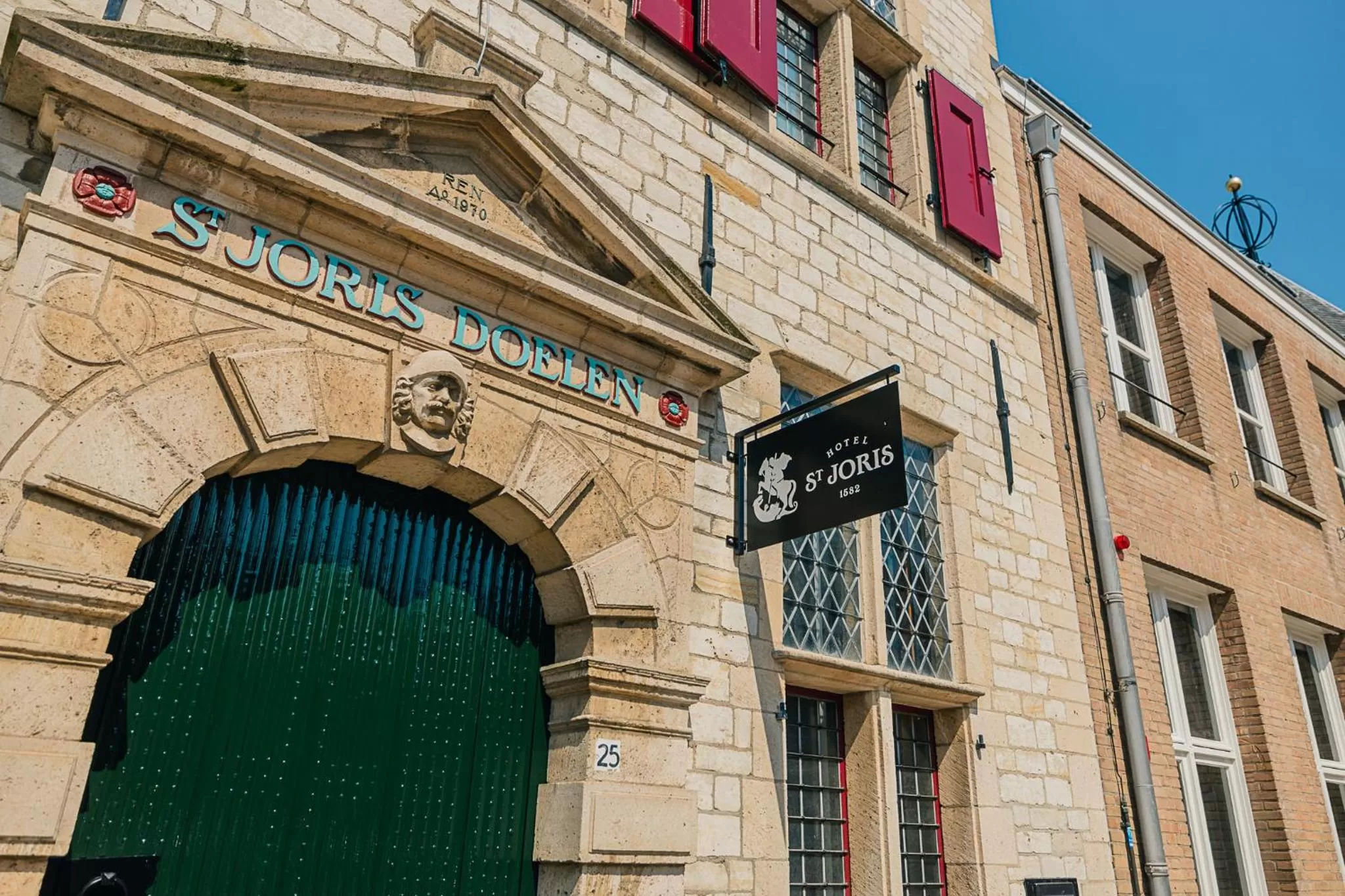 Facade/entrance in Hotel St Joris I Kloeg Collection