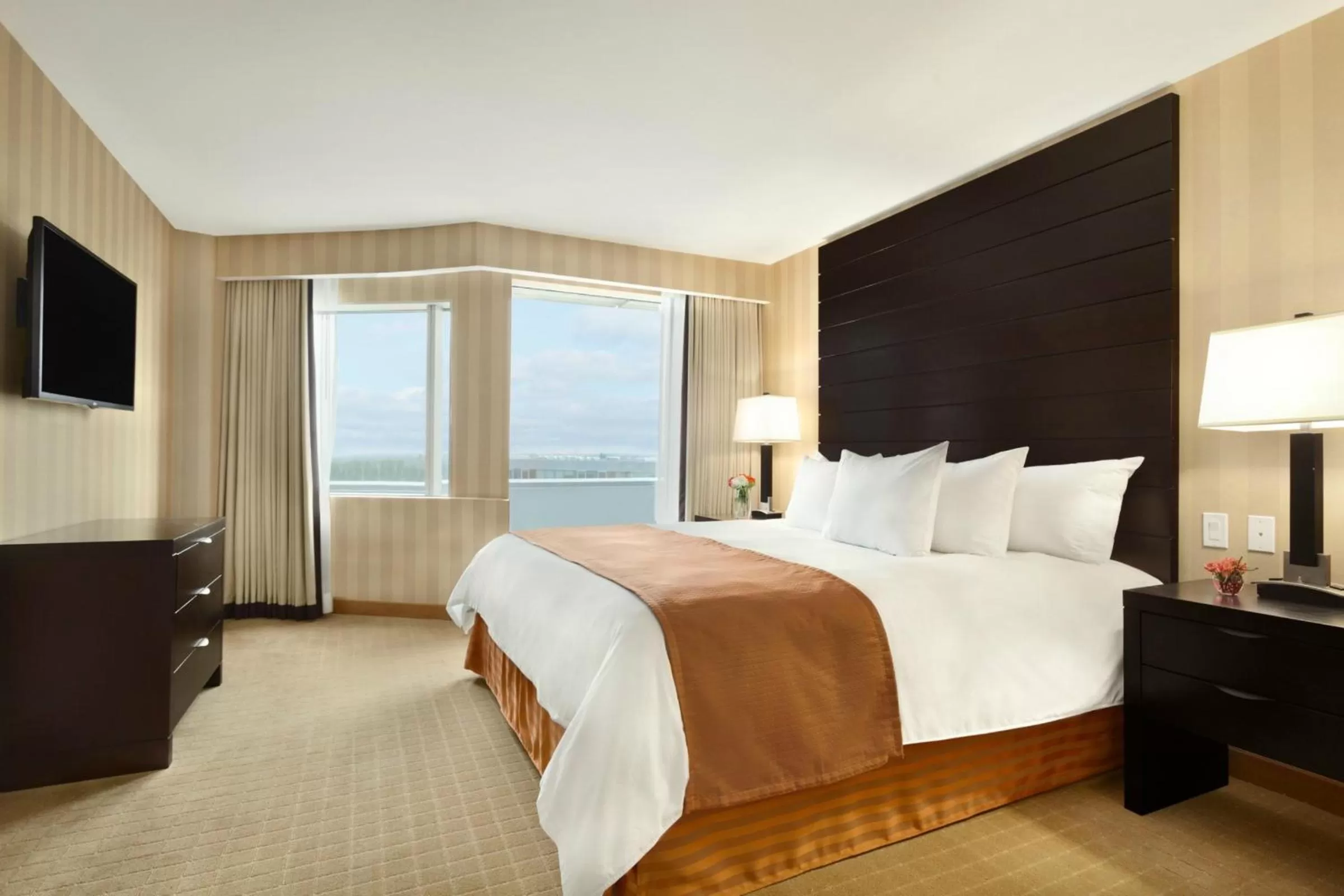 Photo of the whole room, Bed in Radisson Hotel Vancouver Airport